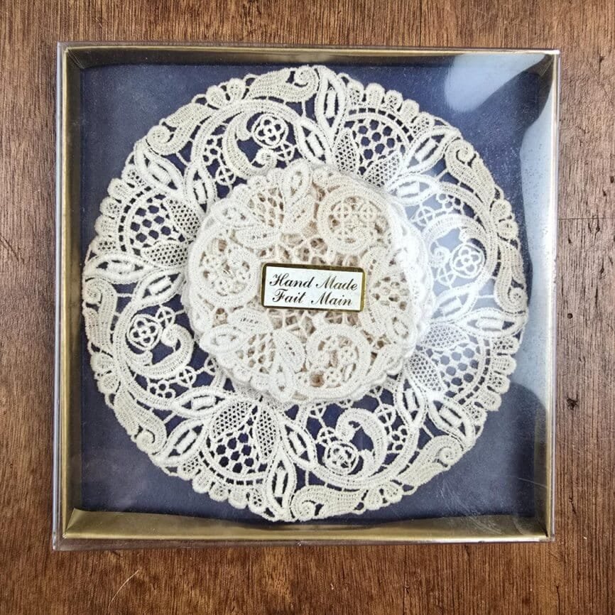 Napperons anciens faits main dessous verre et bouteille, boîte d'origine vue de dessus