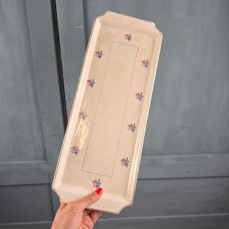 Plat à cake vintage ancien Digoin et Sarreguemines fleuri tenu en main de face