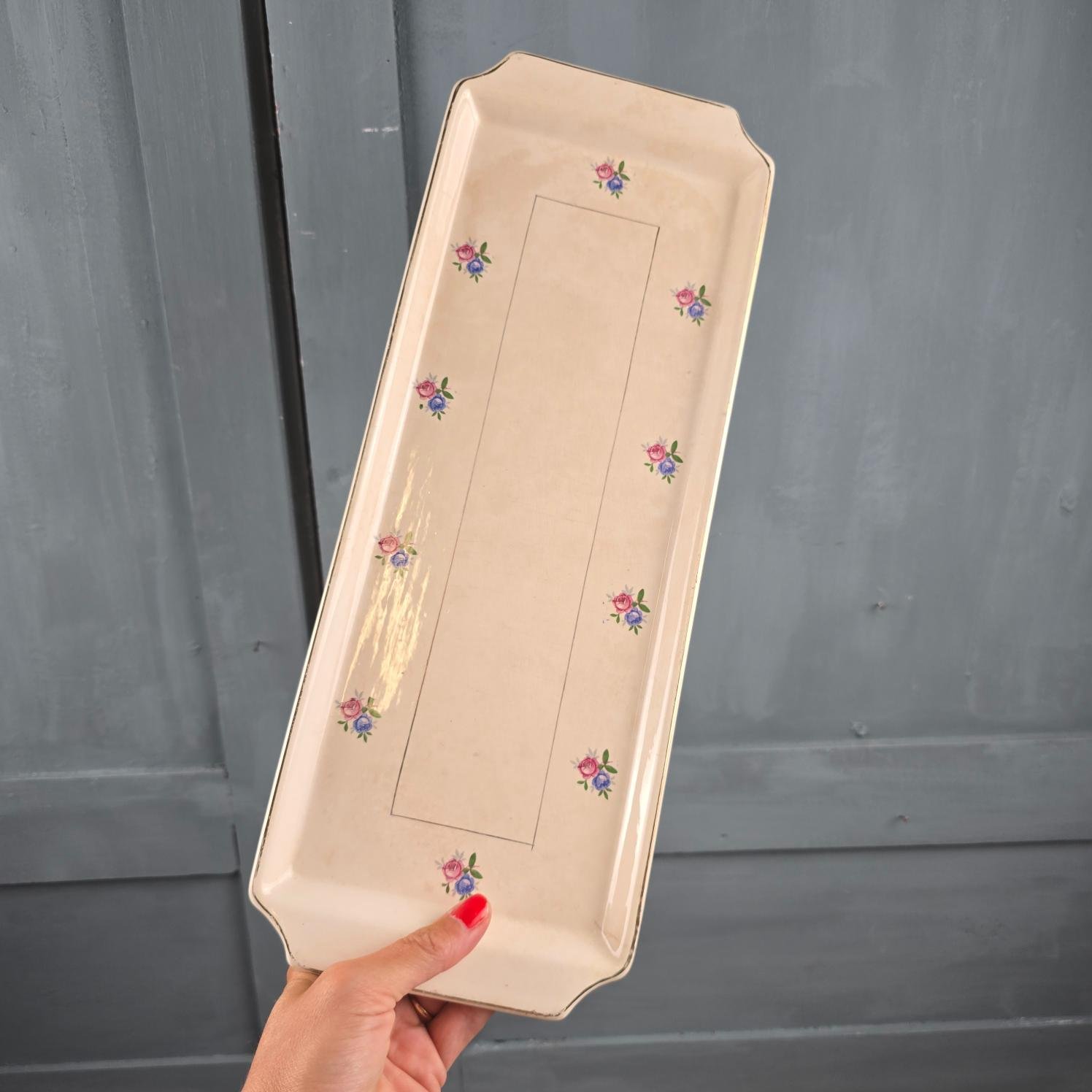 Plat à cake vintage ancien Digoin et Sarreguemines fleuri tenu en main de face