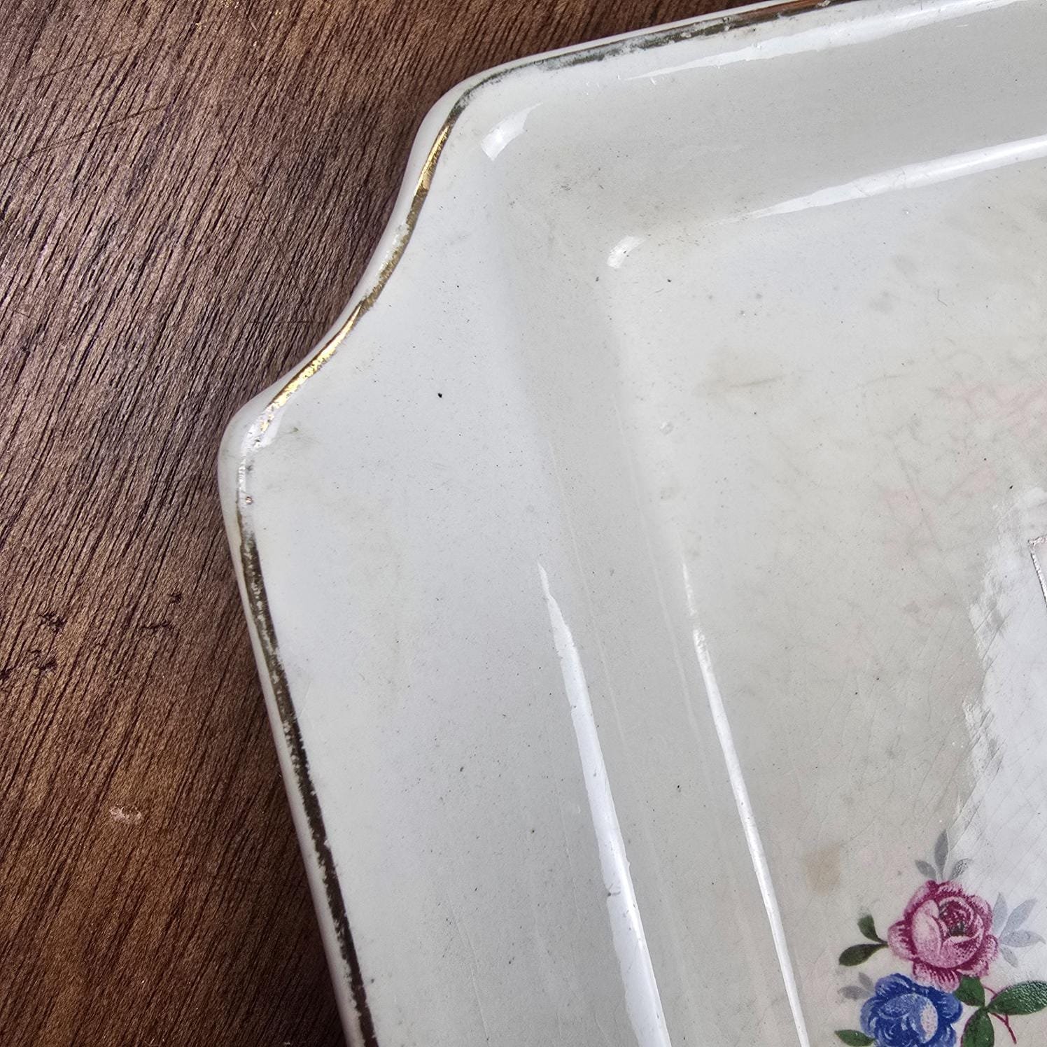 Plat à cake vintage ancien Digoin et Sarreguemines fleuri, zoom sur la dorure