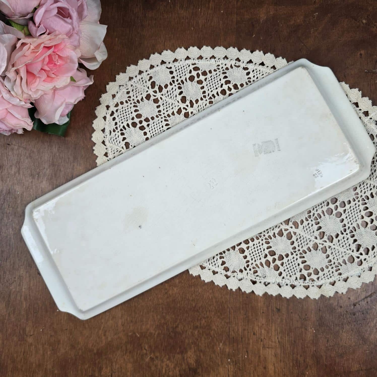 Plat à cake vintage ancien Digoin et Sarreguemines fleuri, vue de dos sur table en bois et napperon