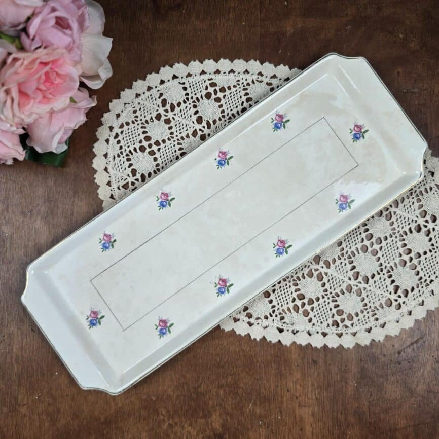 Plat à cake vintage ancien Digoin et Sarreguemines fleuri sur table en bois et napperon, ambiance vintage