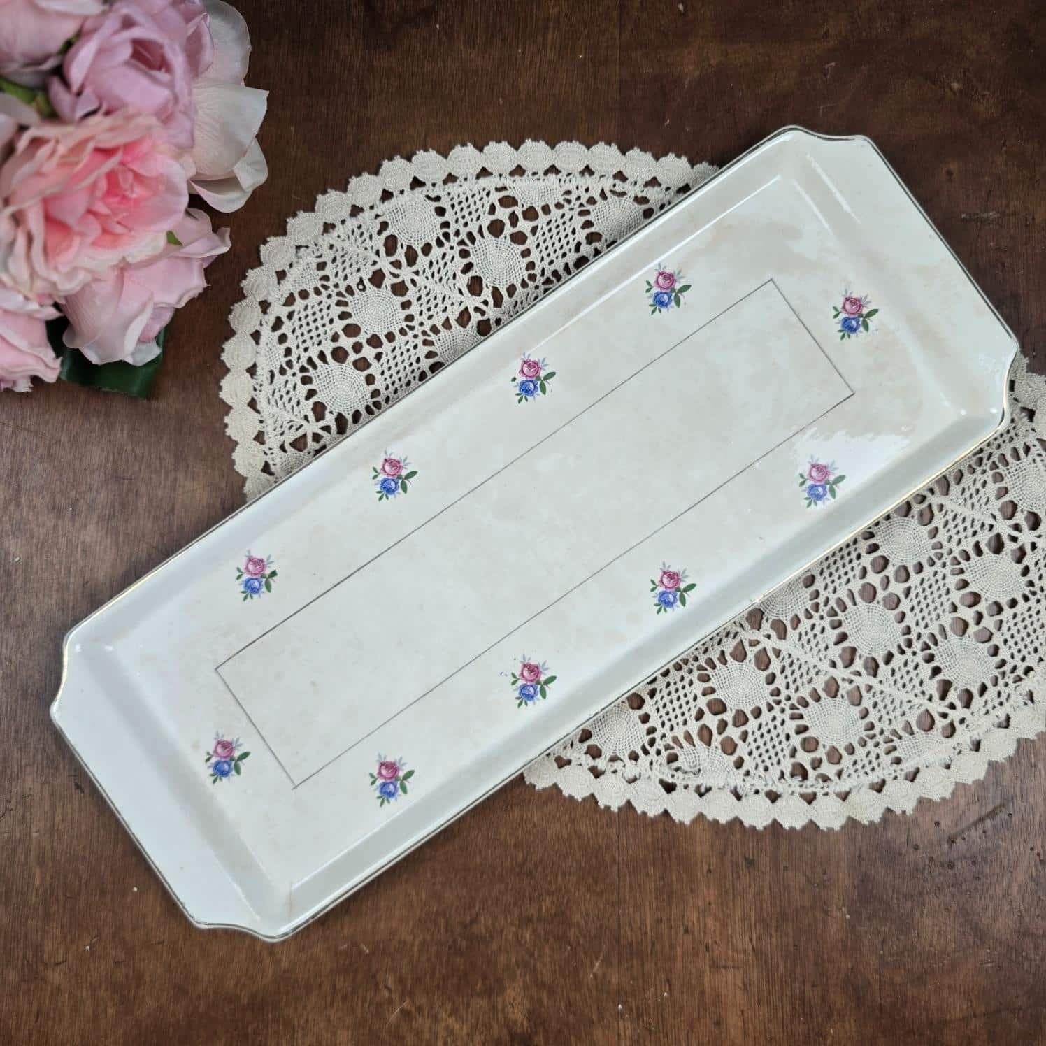 Plat à cake vintage ancien Digoin et Sarreguemines fleuri sur table en bois et napperon, ambiance vintage