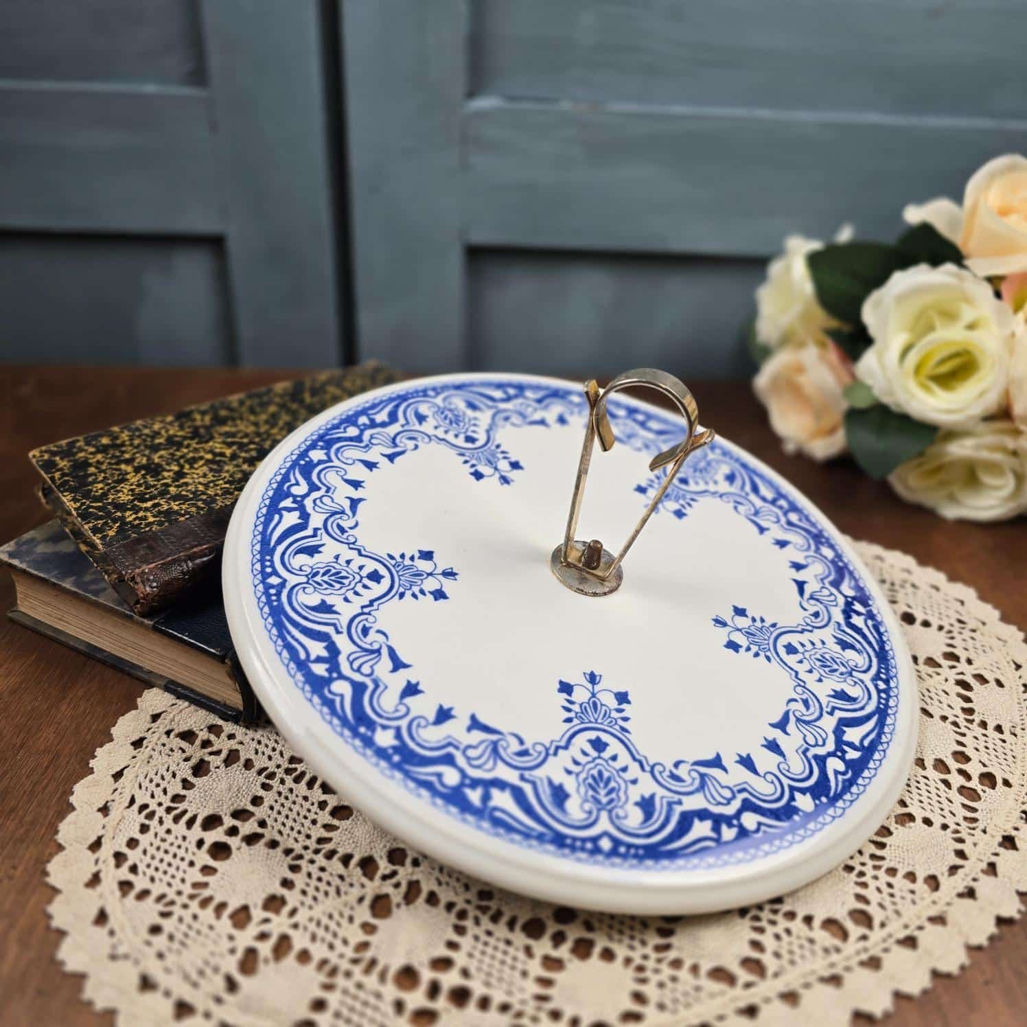 Plateau à fromage Gien vintage motif blanc et bleu, vue de trois quart