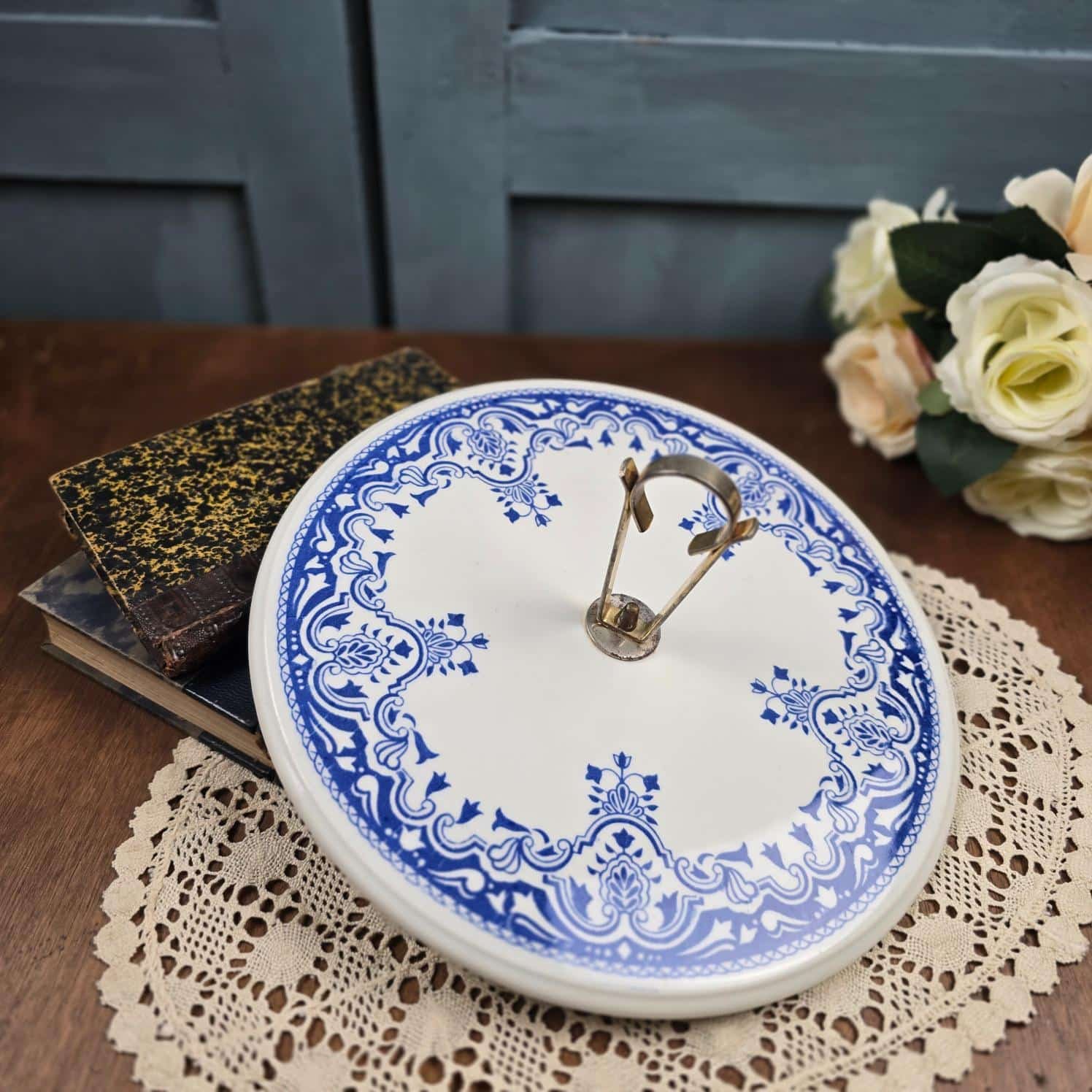 Plateau à fromage Gien vintage motif blanc et bleu, sur table en bois dans ambiance vintage
