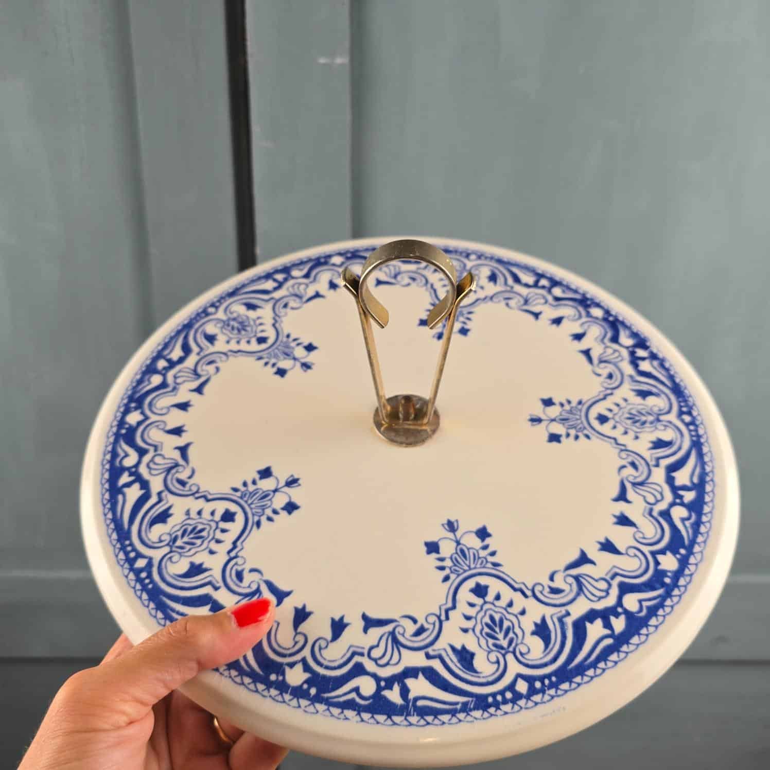 Plateau à fromage Gien vintage motif blanc et bleu, tenu en main pour apprécier la taille