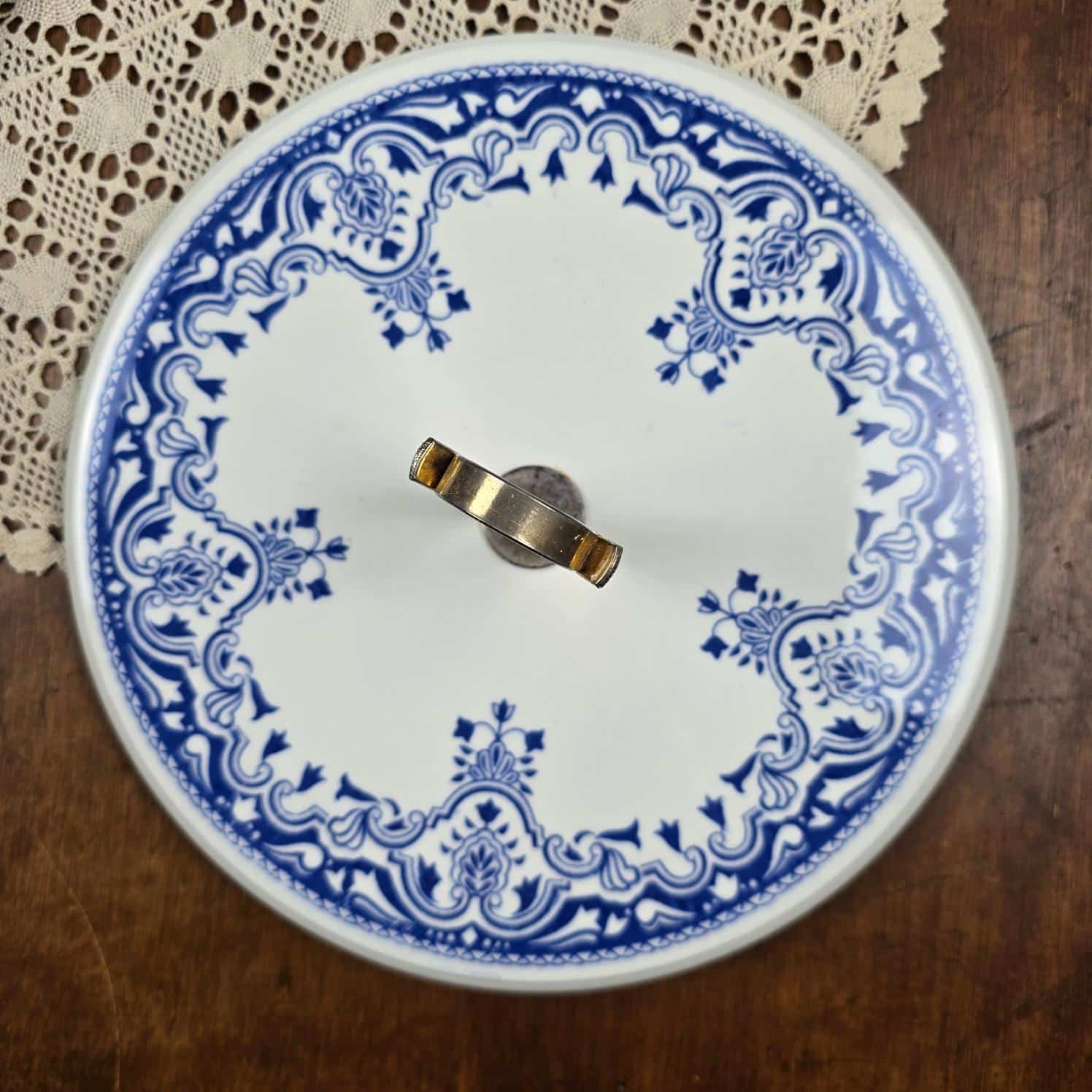Plateau à fromage Gien vintage motif blanc et bleu, vue de dessus sur table en bois