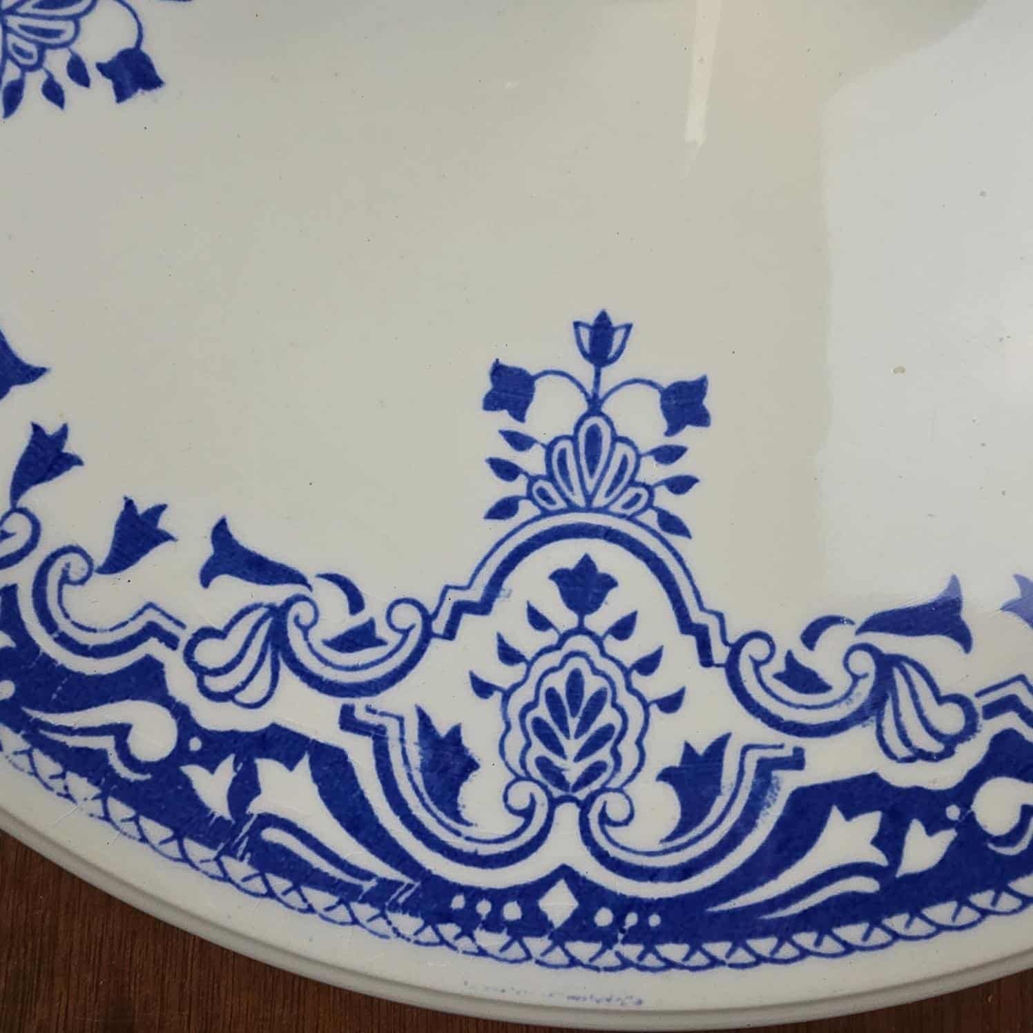 Plateau à fromage Gien vintage motif blanc et bleu, zoom sur le motif bleu sur fond blanc