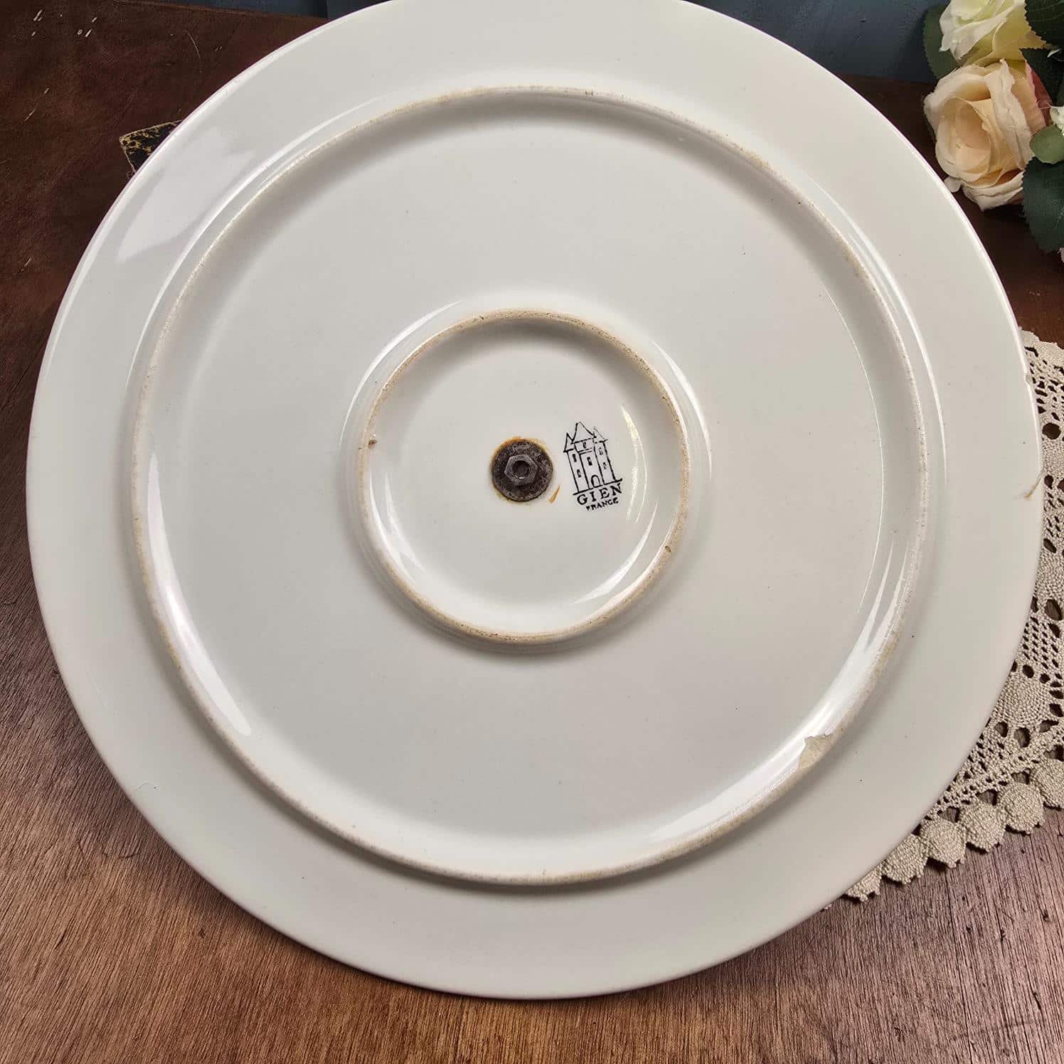 Plateau à fromage Gien vintage motif blanc et bleu, vue de dos montrant l'estampille