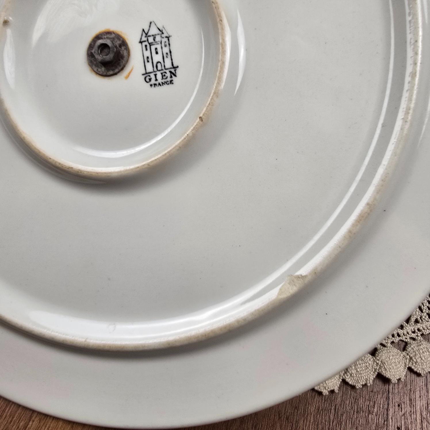 Plateau à fromage Gien vintage motif blanc et bleu, vue de dos montrant l'ébréchure