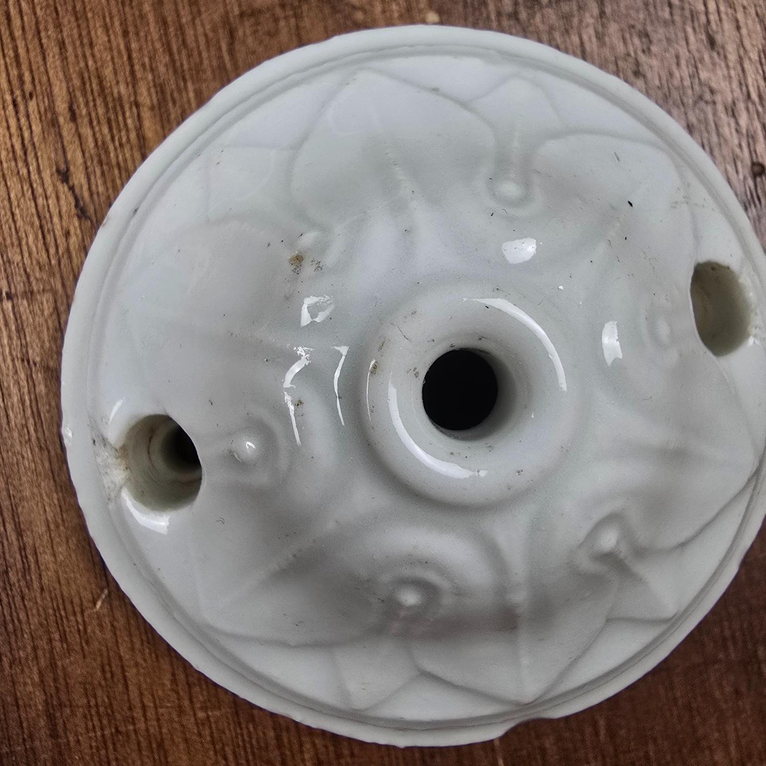 Rosace de plafond ancienne en porcelaine blanche, vue rapprochée