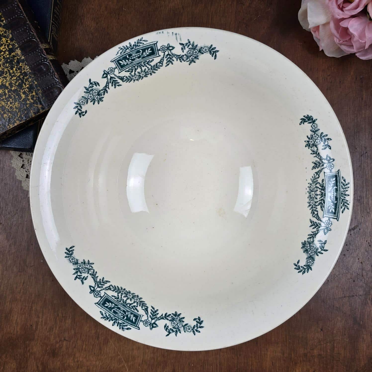 Saladier modèle Lutèce, Longchamp en terre de fer, vue de dessus mettant en valeur les motifs intérieurs