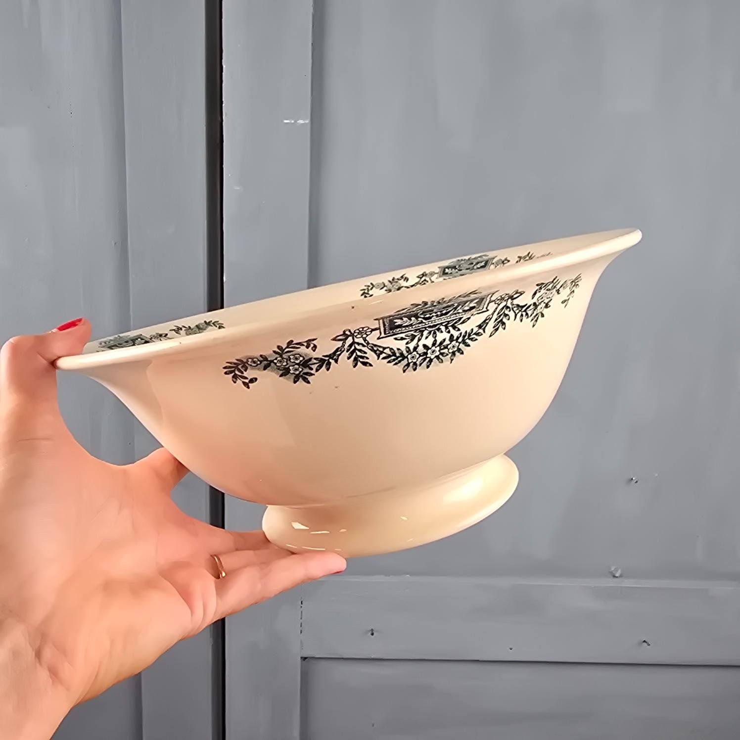 Saladier modèle Lutèce, Longchamp en terre de fer, tenu en main pour mesure