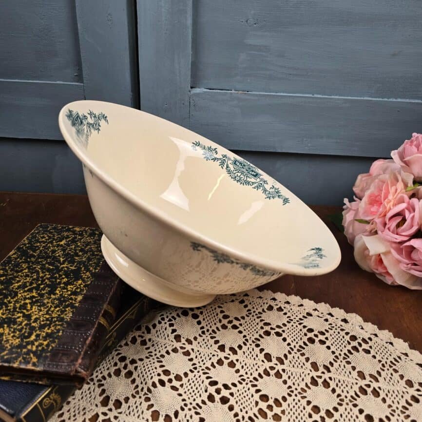 Saladier modèle Lutèce, Longchamp en terre de fer, vue de trois quart pour apprécier les motifs intérieur et extérieur