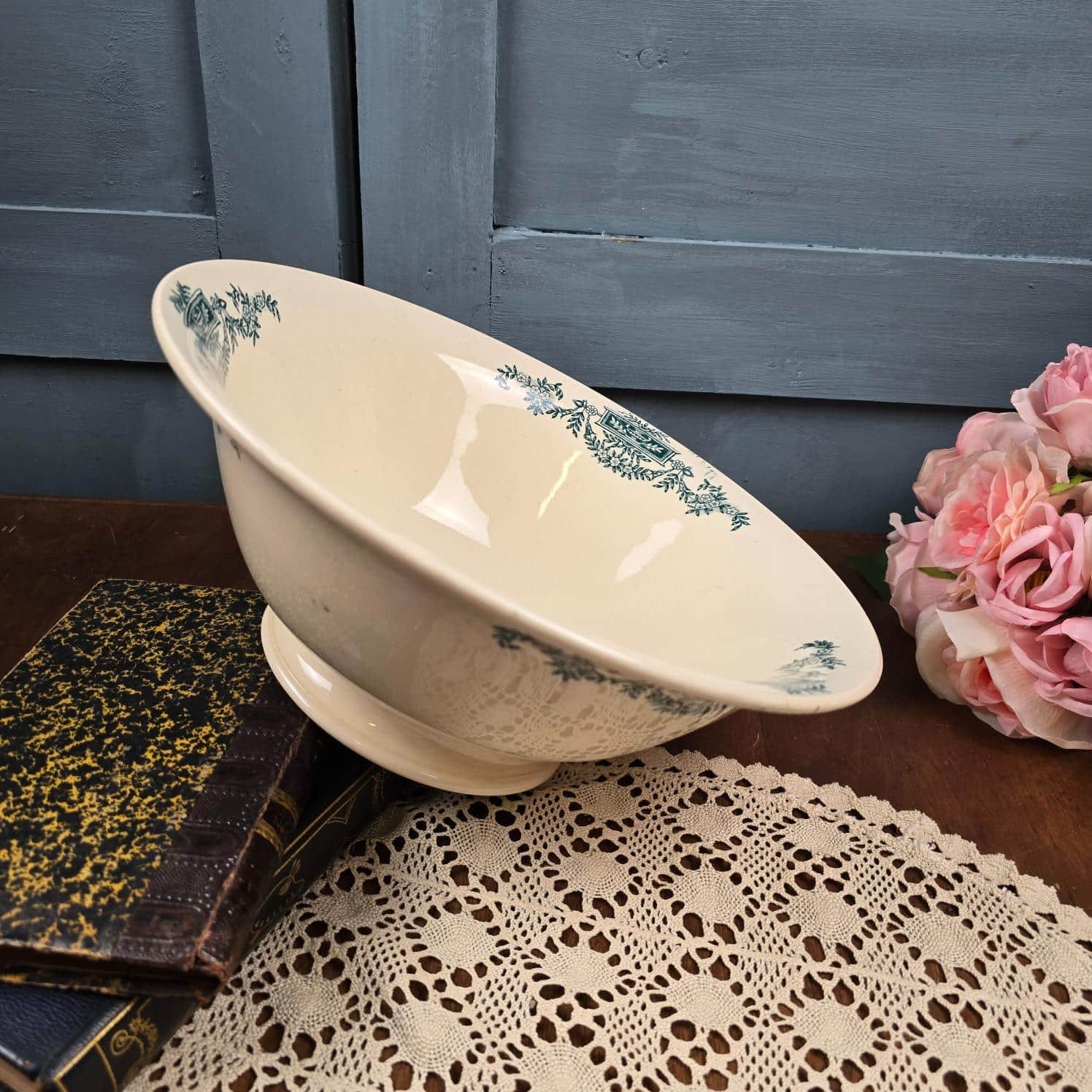 Saladier modèle Lutèce, Longchamp en terre de fer, vue de trois quart pour apprécier les motifs intérieur et extérieur