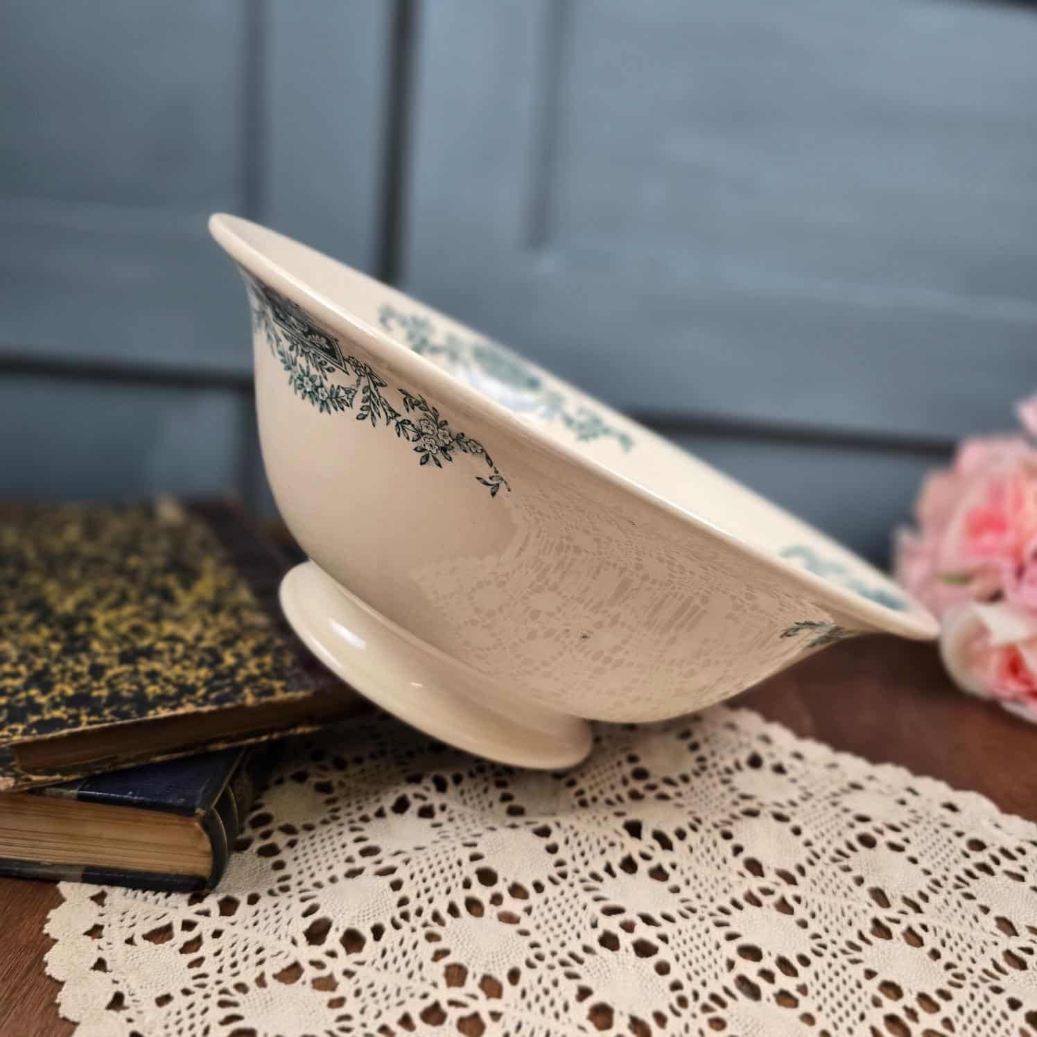 Saladier modèle Lutèce, Longchamp en terre de fer, vu de côté sur table en bois et napperon
