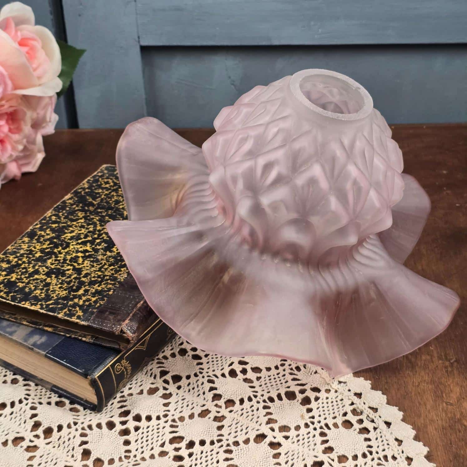 Abat-jour ancien en verre rose satiné, bord ondulé, ambiance vintage