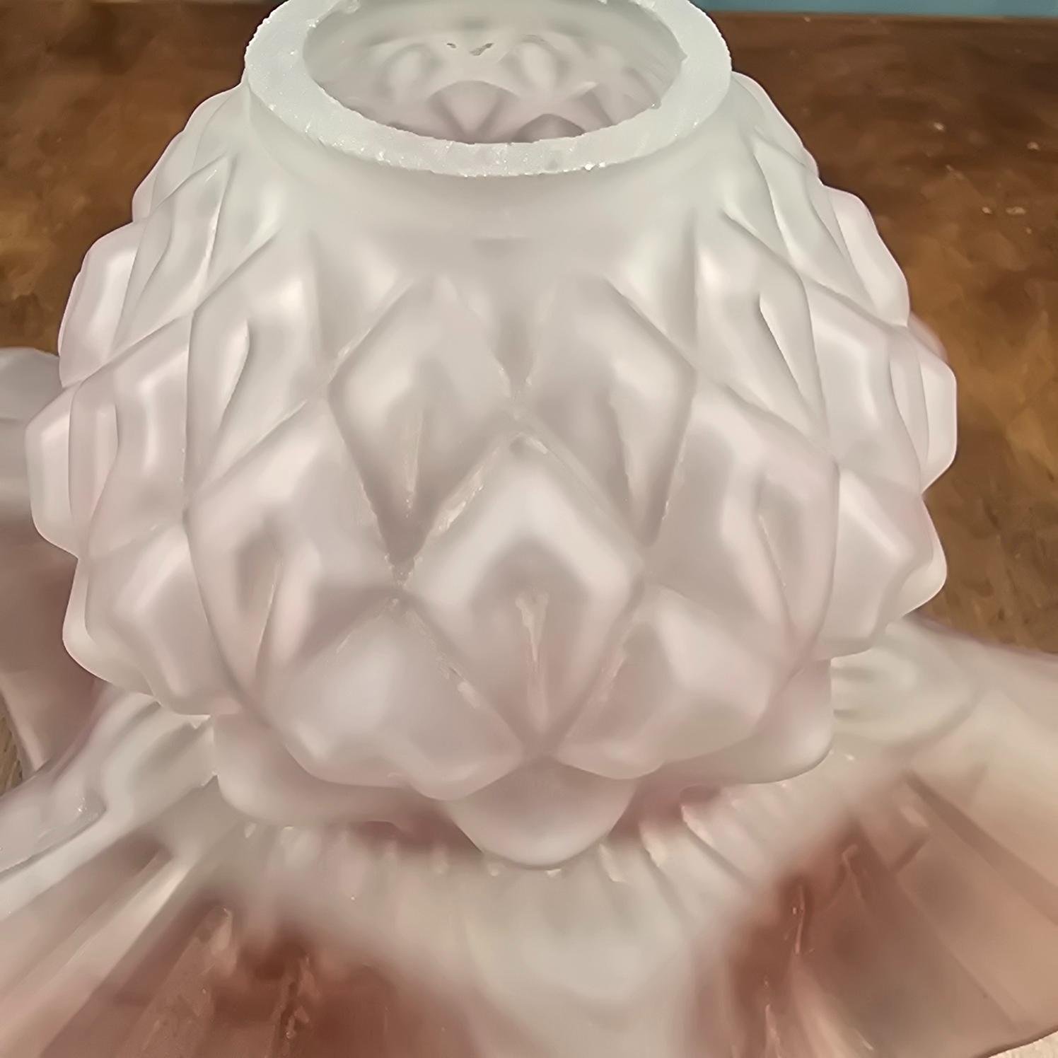 Abat-jour ancien en verre rose satiné, vue rapproché sur les reliefs du luminaire