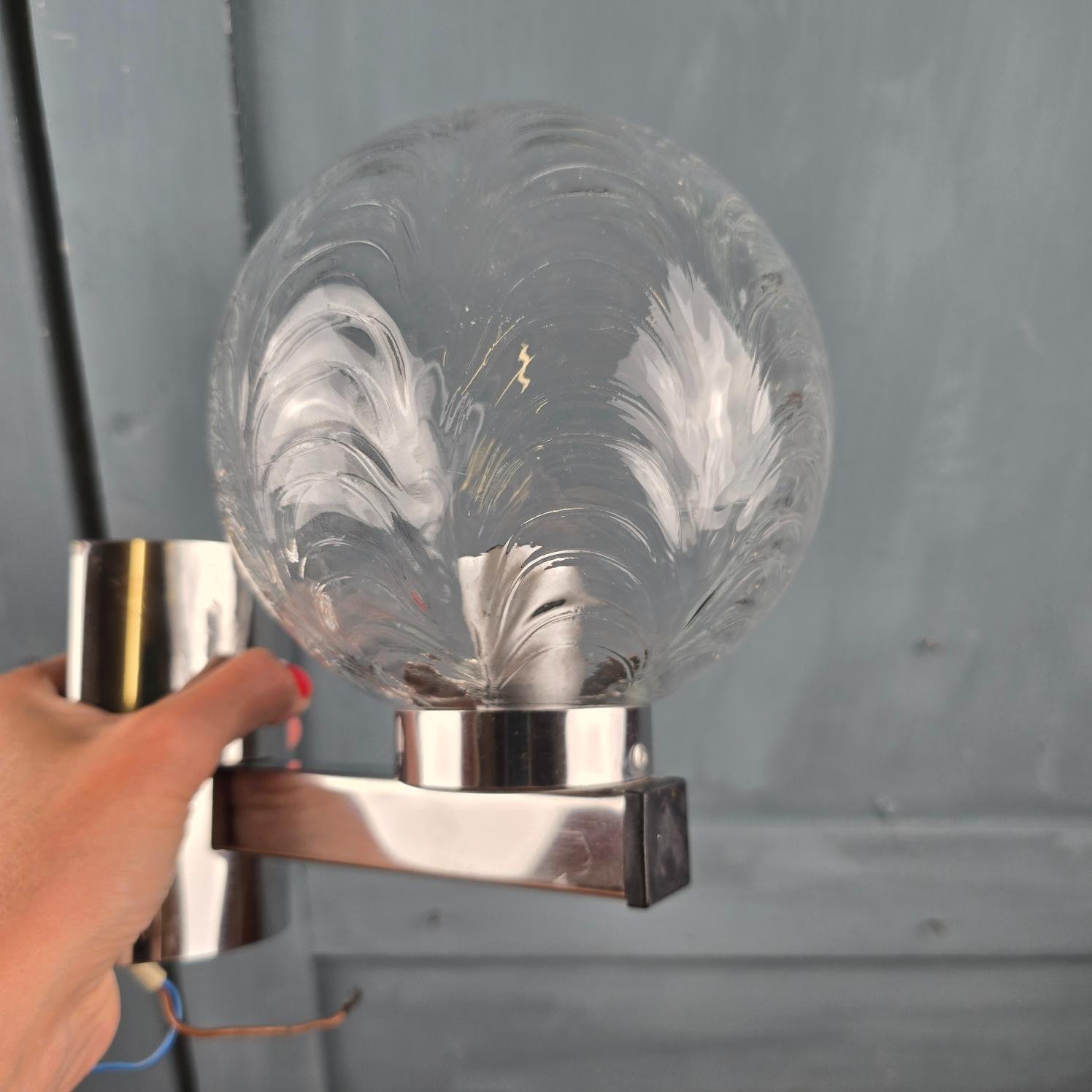 Applique murale vintage Space Age avec globe en verre tenue en main pour mesure
