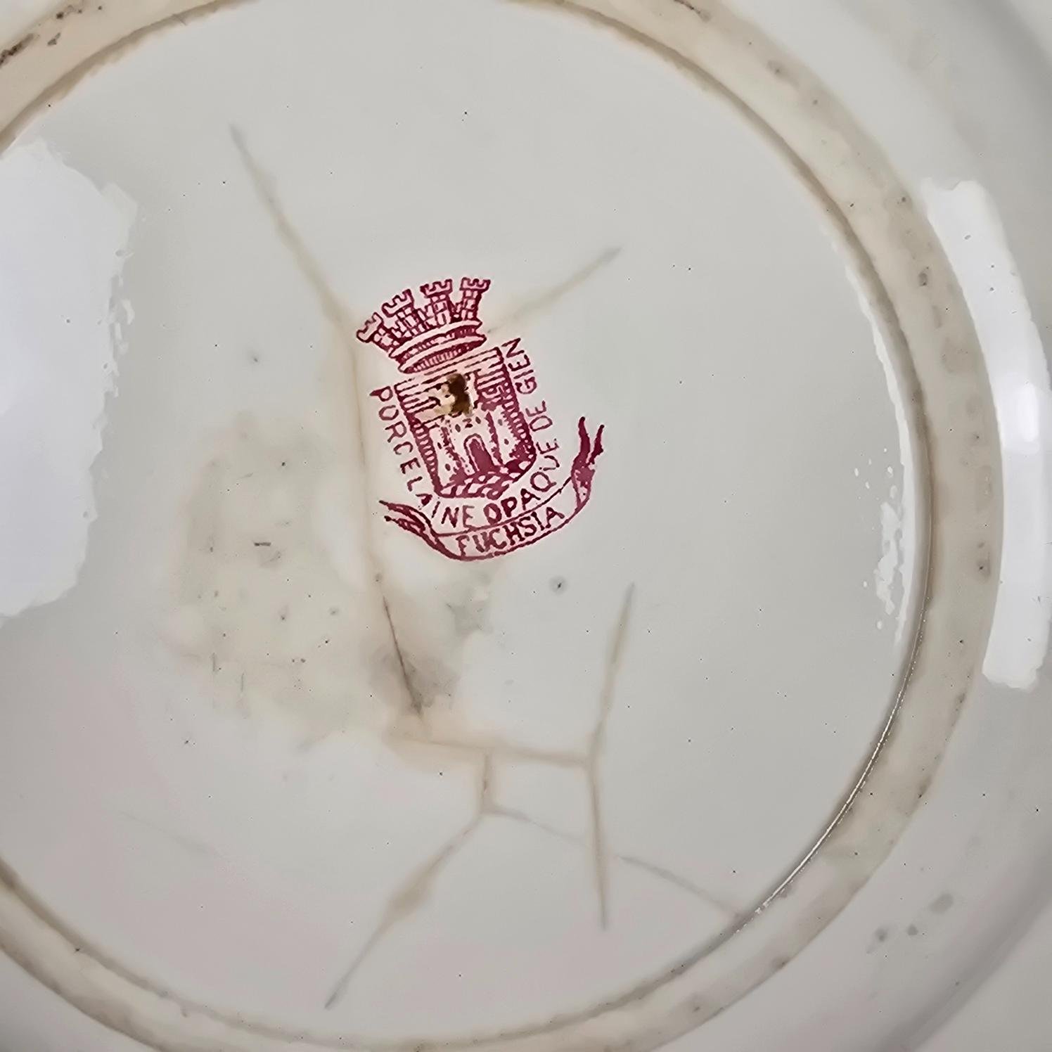 Vue rapprochée du dos de l'assiette ancienne Gien Fuchsia
