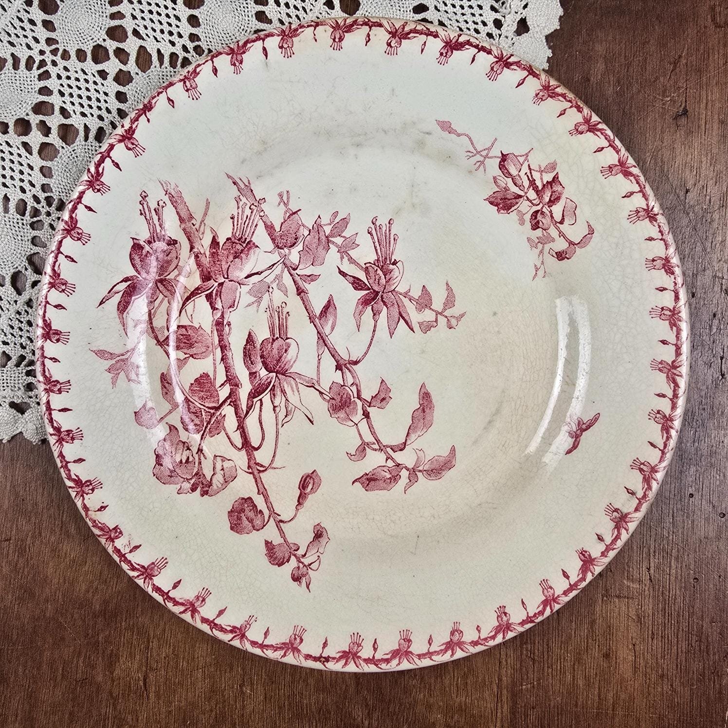 Assiette ancienne Gien Fuchsia numéro 6, vue de dessus sur table en bois