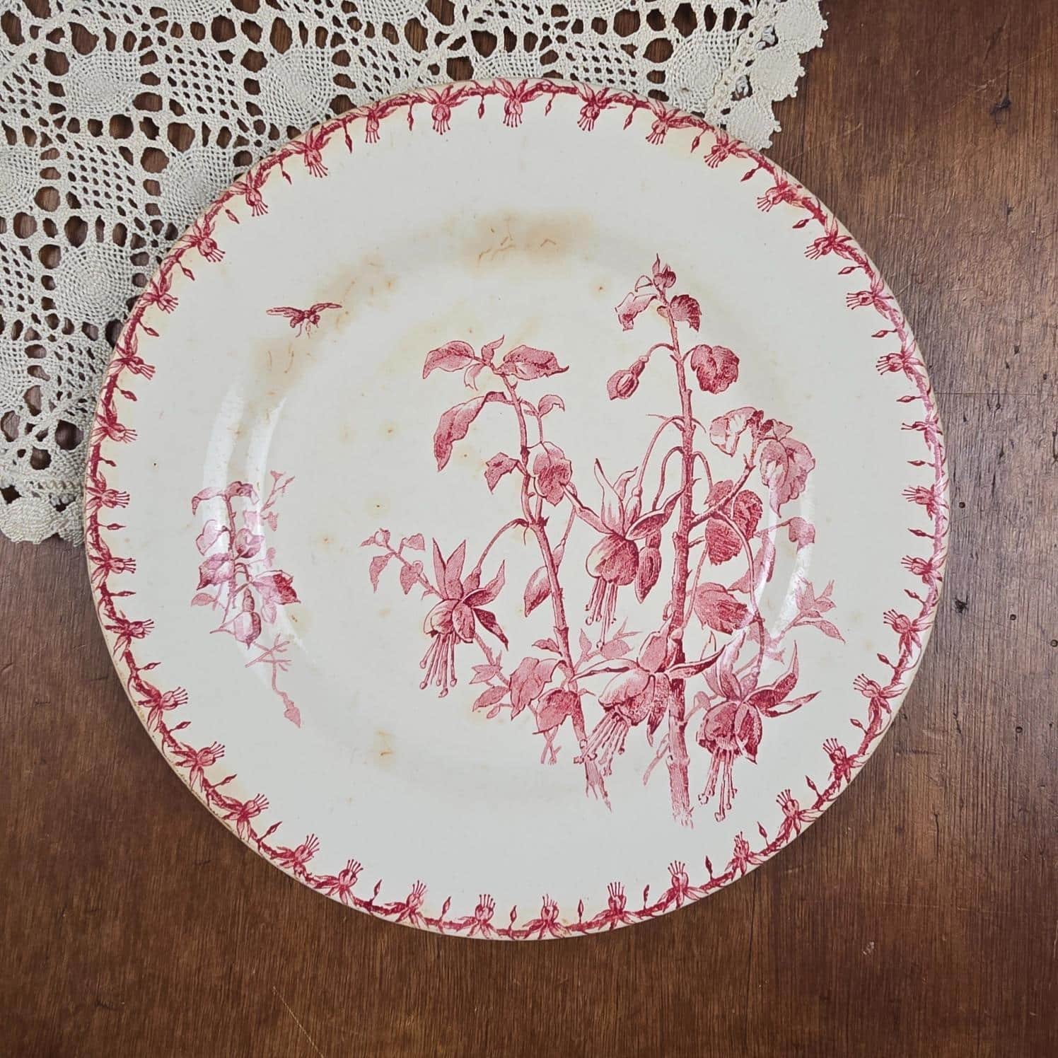 Assiette ancienne Gien Fuchsia numéro 4, vue de dessus sur table en bois