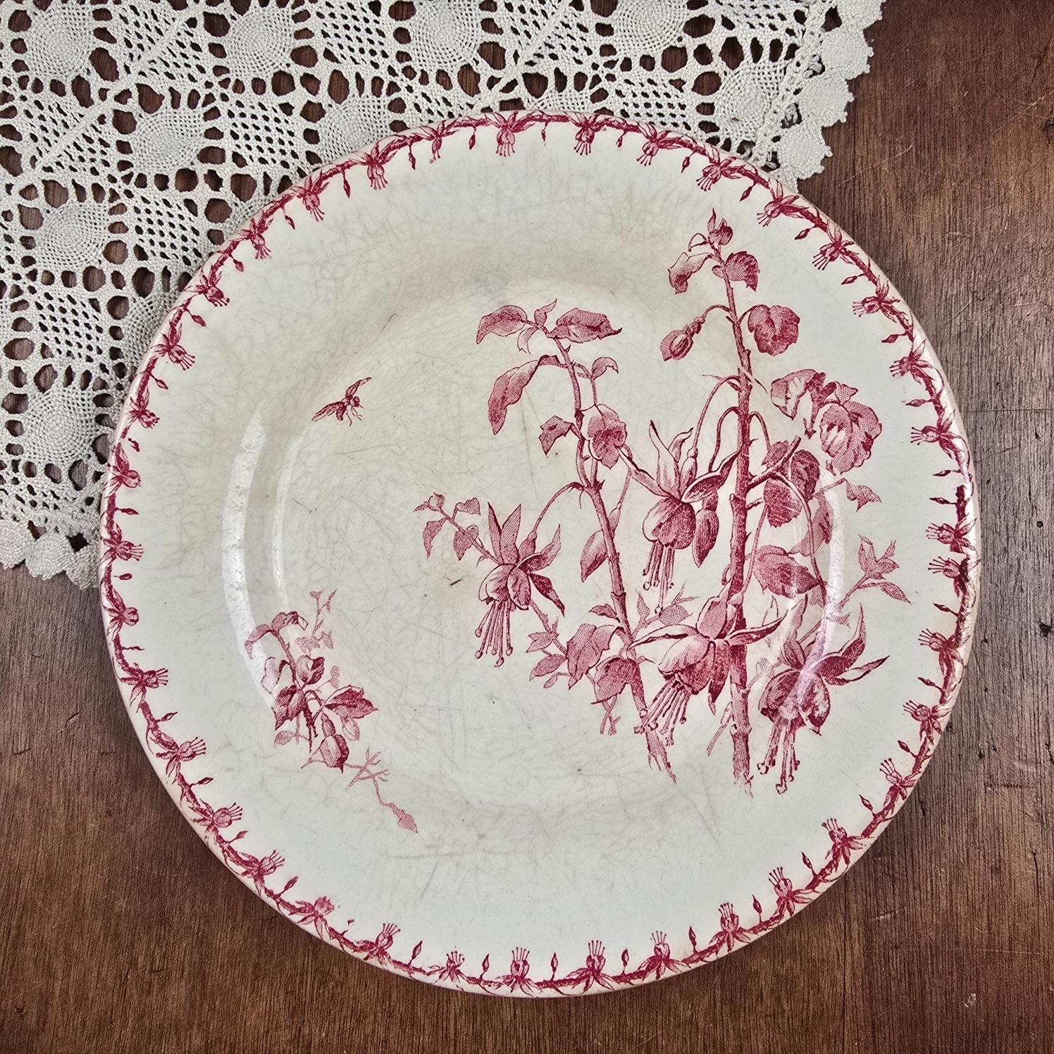 Assiette ancienne Gien Fuchsia numéro 2, vue de dessus sur table en bois