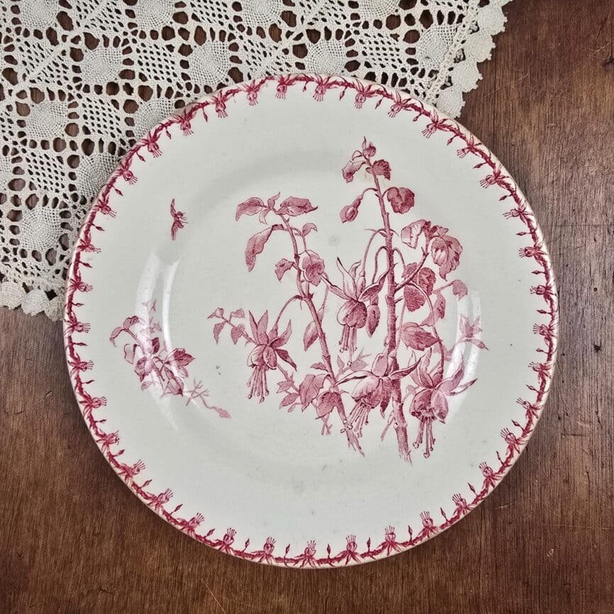 Assiette ancienne Gien Fuchsia numéro 1, vue de dessus sur table en bois