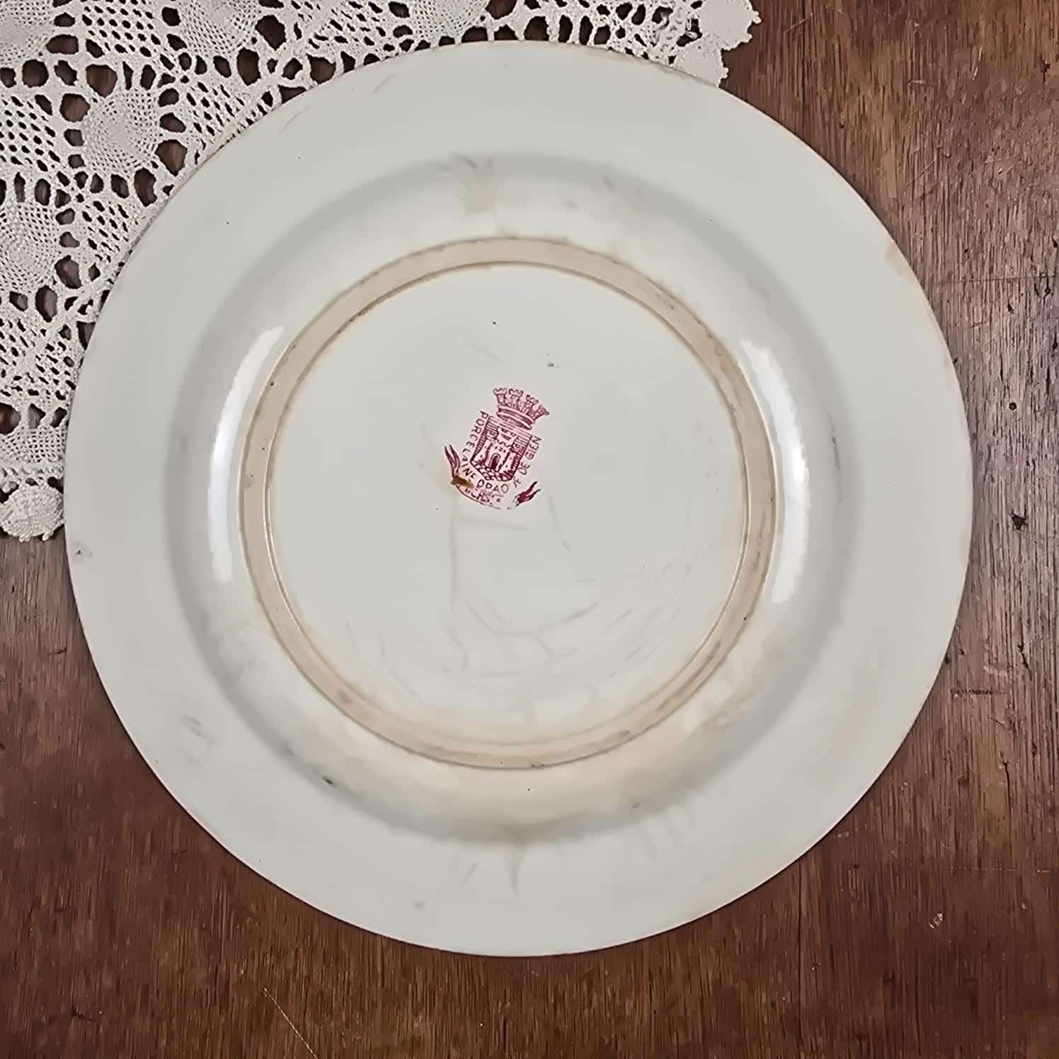 Dos de l'assiette ancienne Gien Fuchsia numéro 6