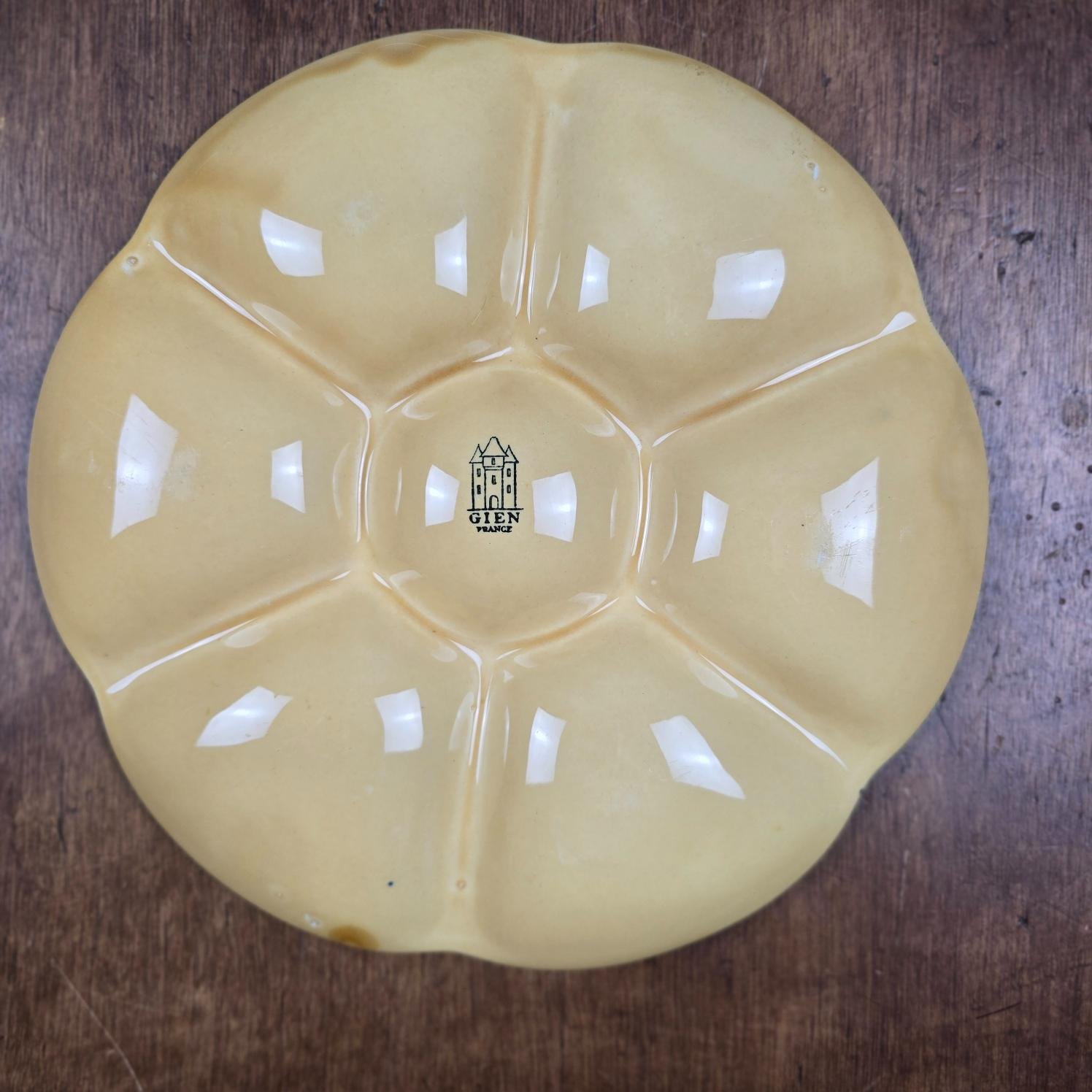 Assiette à huîtres Gien jaune ocre, vue de dos sur table en bois