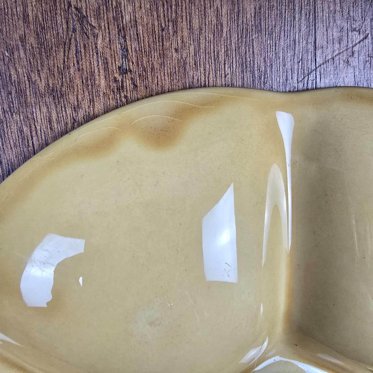 Assiette à huîtres Gien jaune ocre, vue rapprochée d'un bord de l'assiette