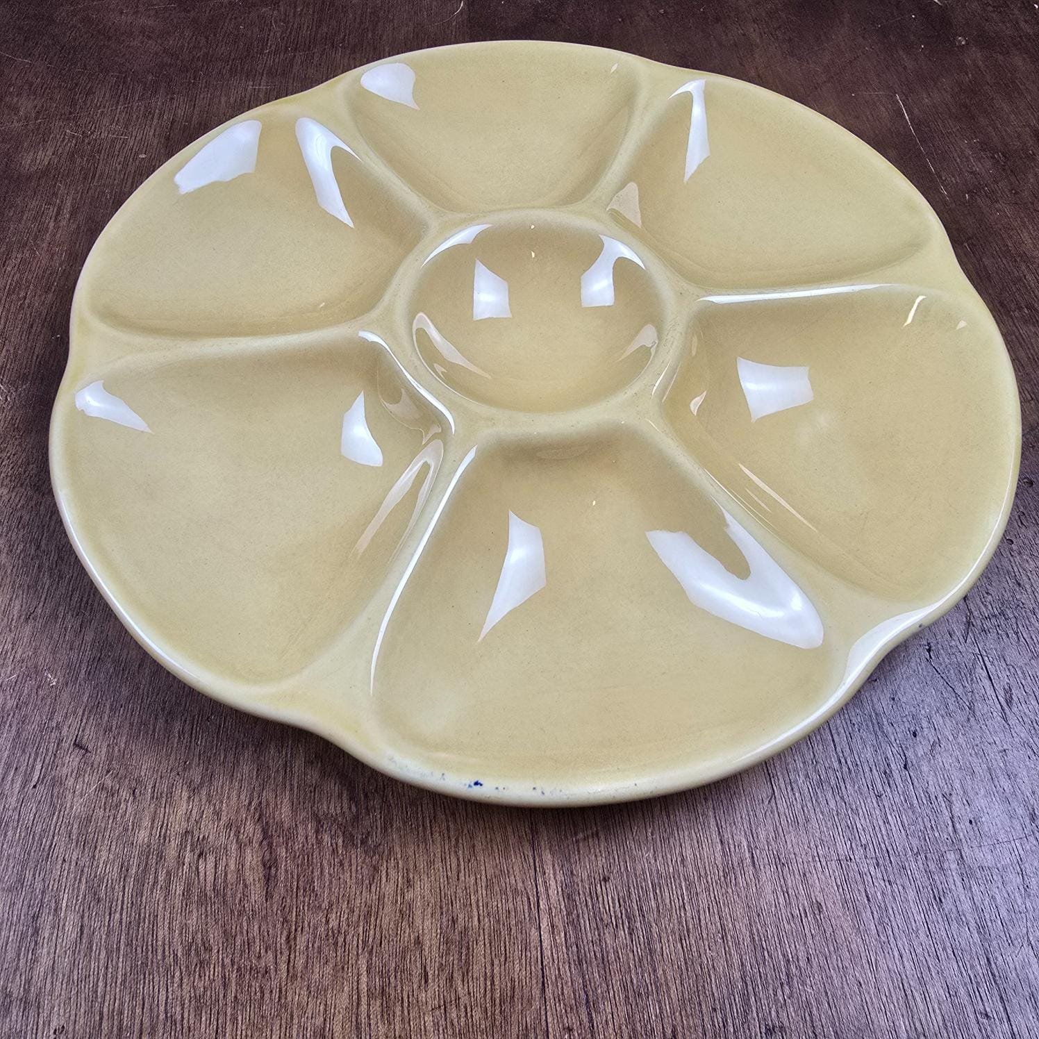 Assiette à huîtres Gien jaune ocre, vue de trois quart