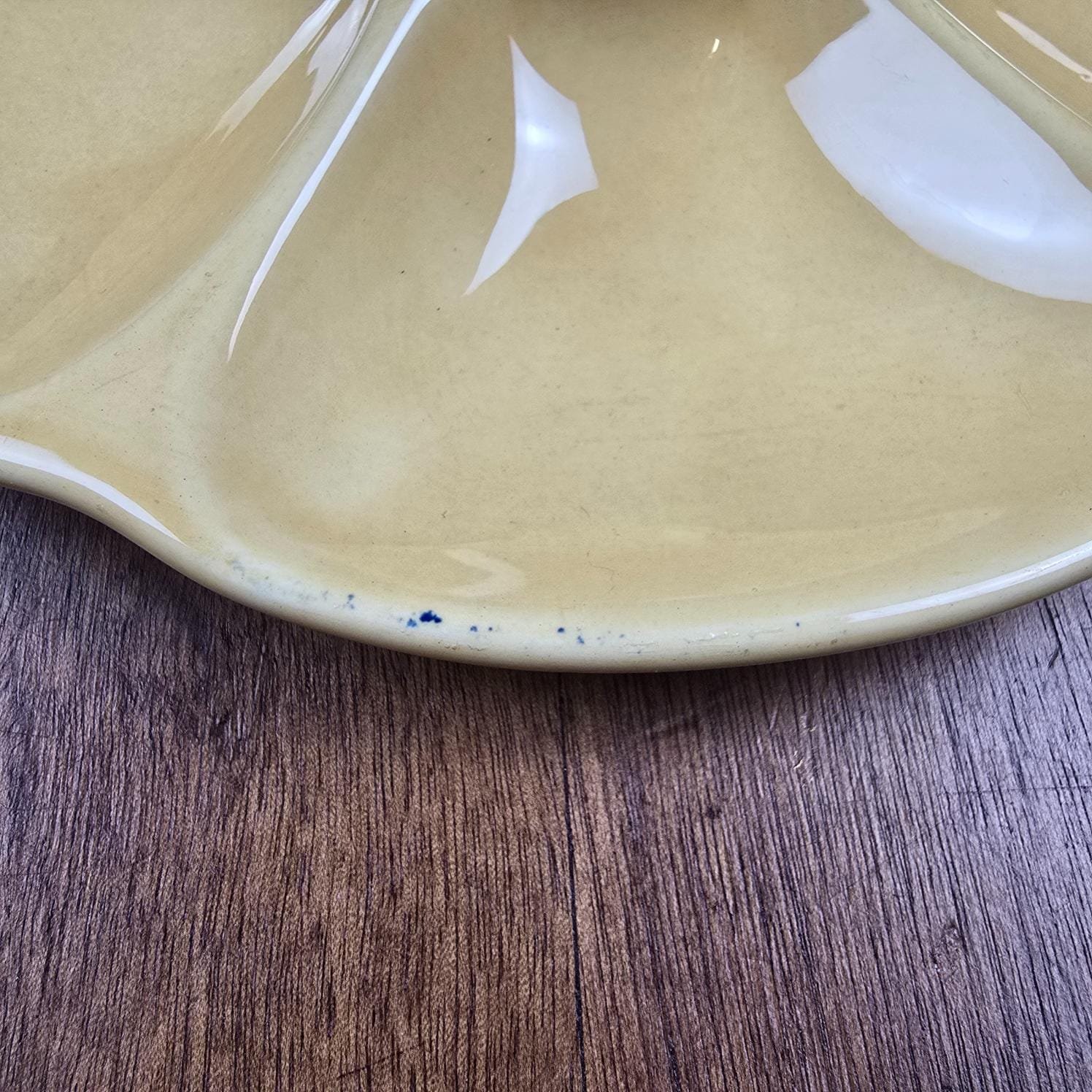 Assiette à huîtres Gien jaune ocre, om sur les traces de pigment bleue, origine inconnue