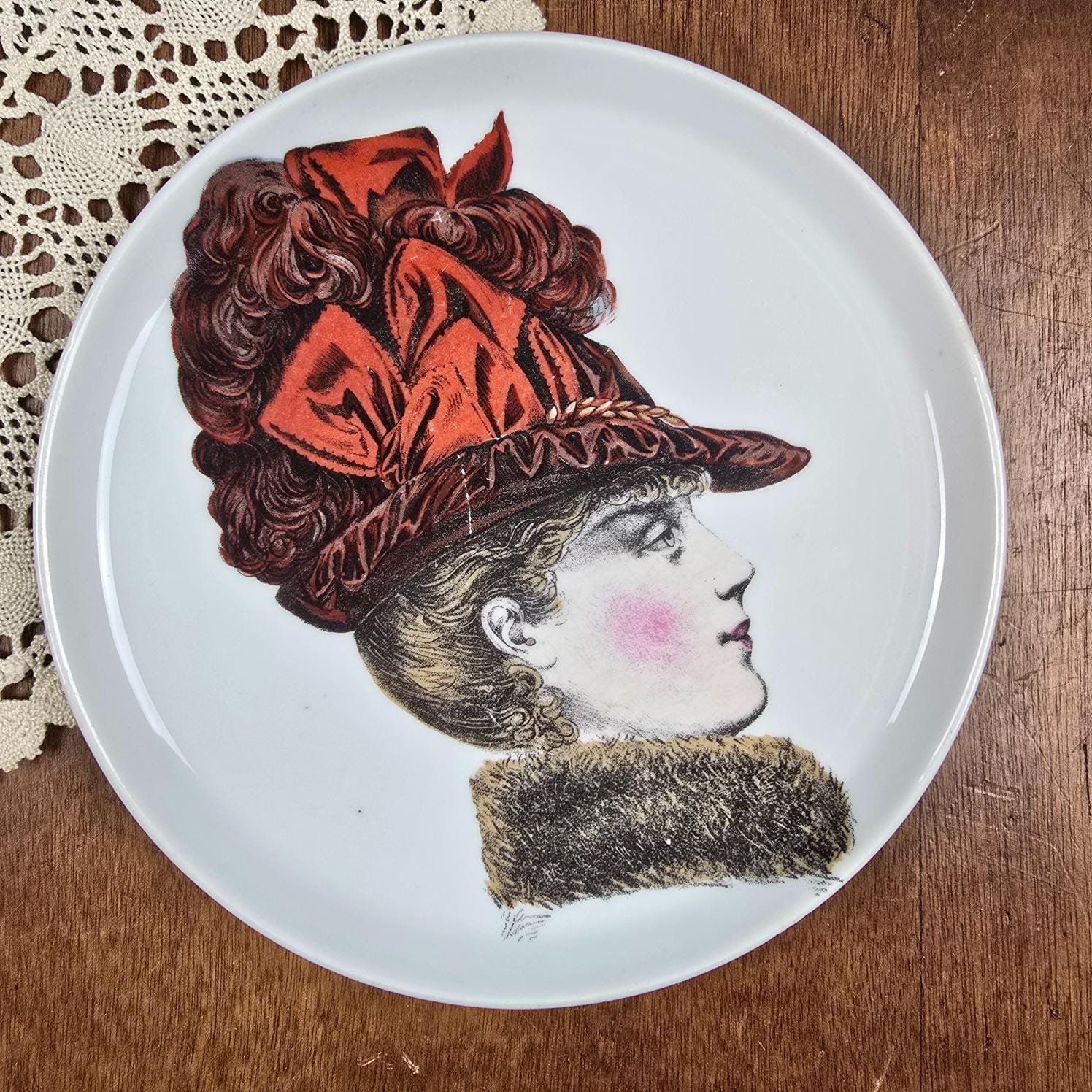 assiette porcelaine paris elegante chapeau mode vintage