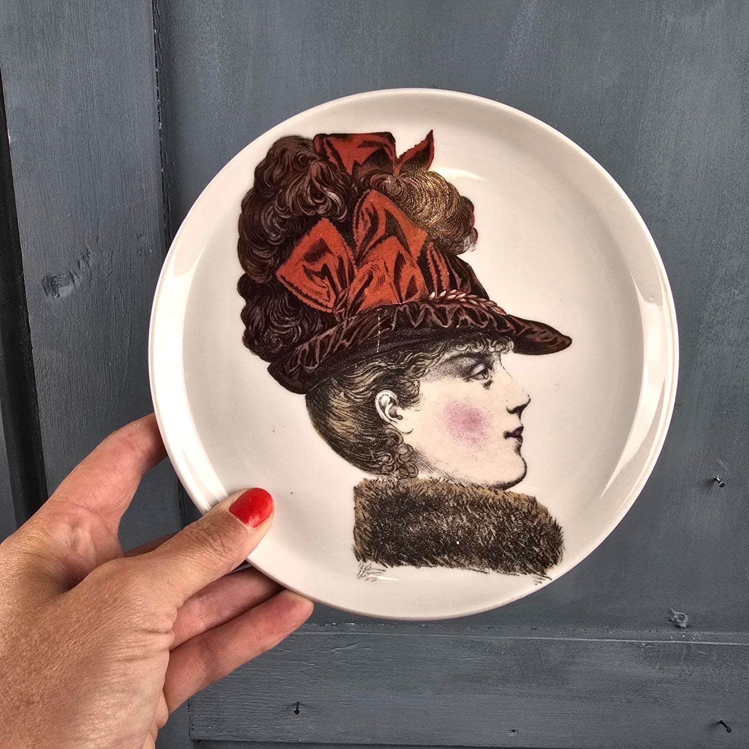 assiette porcelaine paris elegante chapeau mode vintage