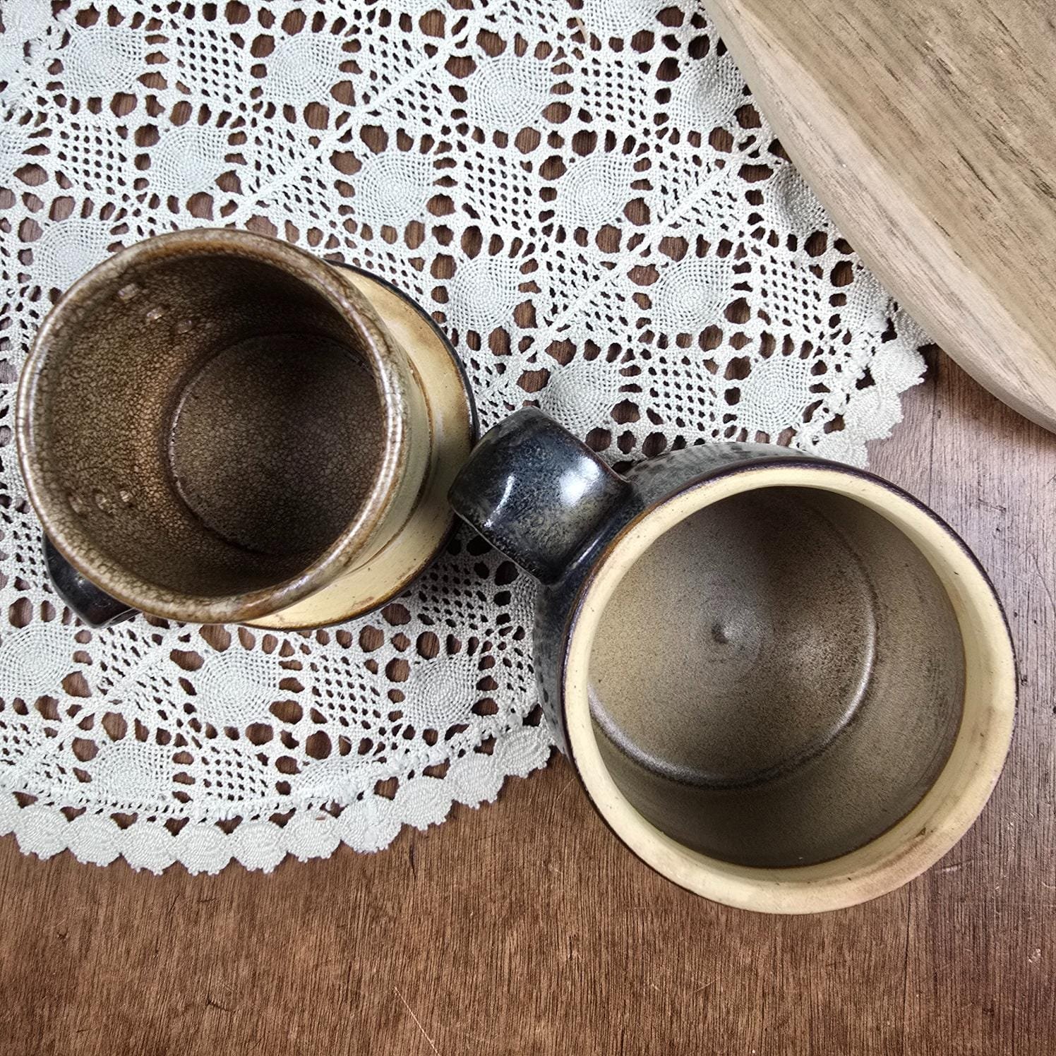 Beurrier à eau vintage Michel Pointu, ouvert sur table en bois vue de dessus