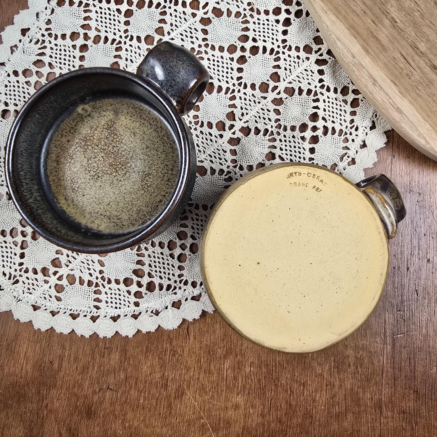 Beurrier à eau vintage Michel Pointu, ouvert sur table en bois vue de dessous