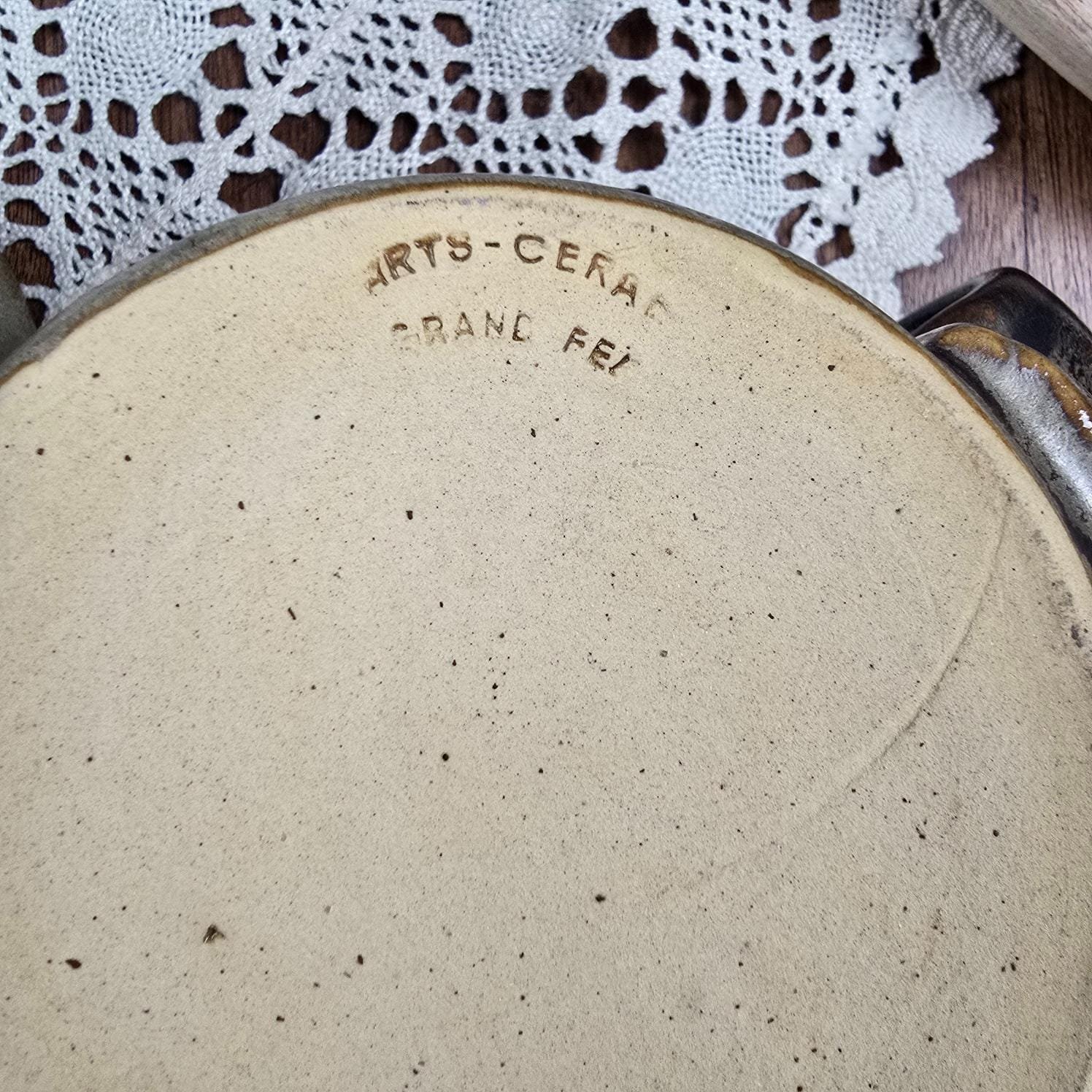Beurrier à eau vintage Michel Pointu, vu de dos montrant l'estampille "Arts-Ceram Grand Feu"