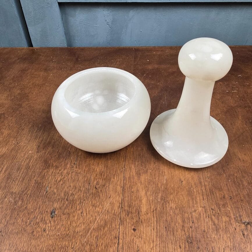 Boîte vintage en albâtre vue de côté sur table en bois