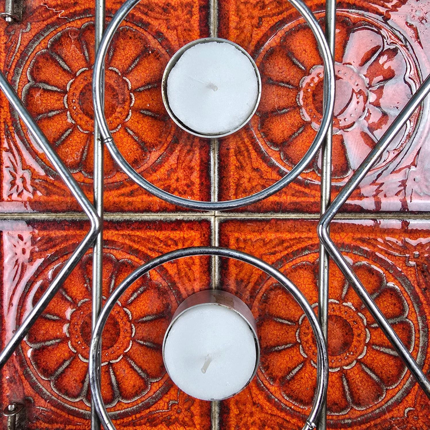 Chauffe-plat vintage années 70 à bougies, vue rapprochée de la céramique orange et des deux bougies