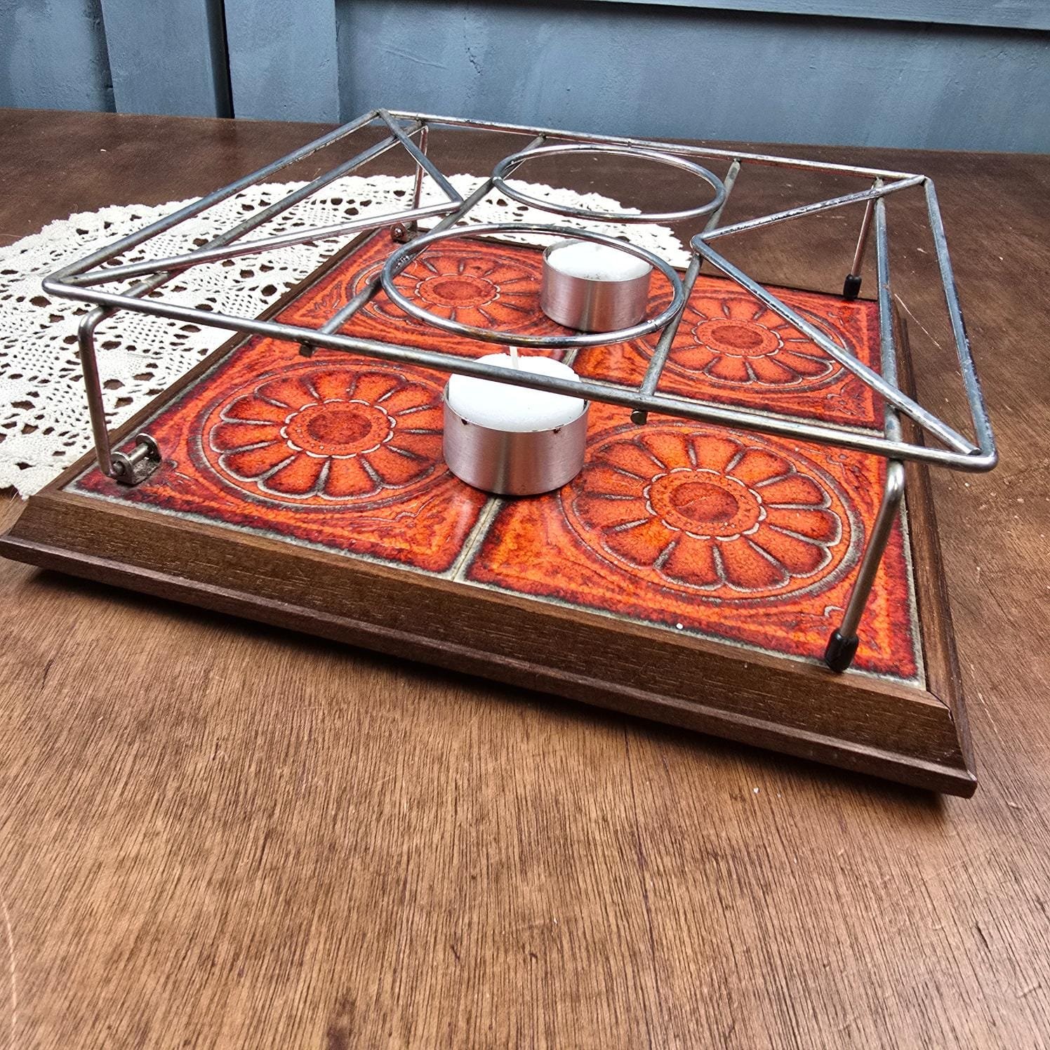 Chauffe-plat vintage années 70 à bougies, vue de profil sur table en bois