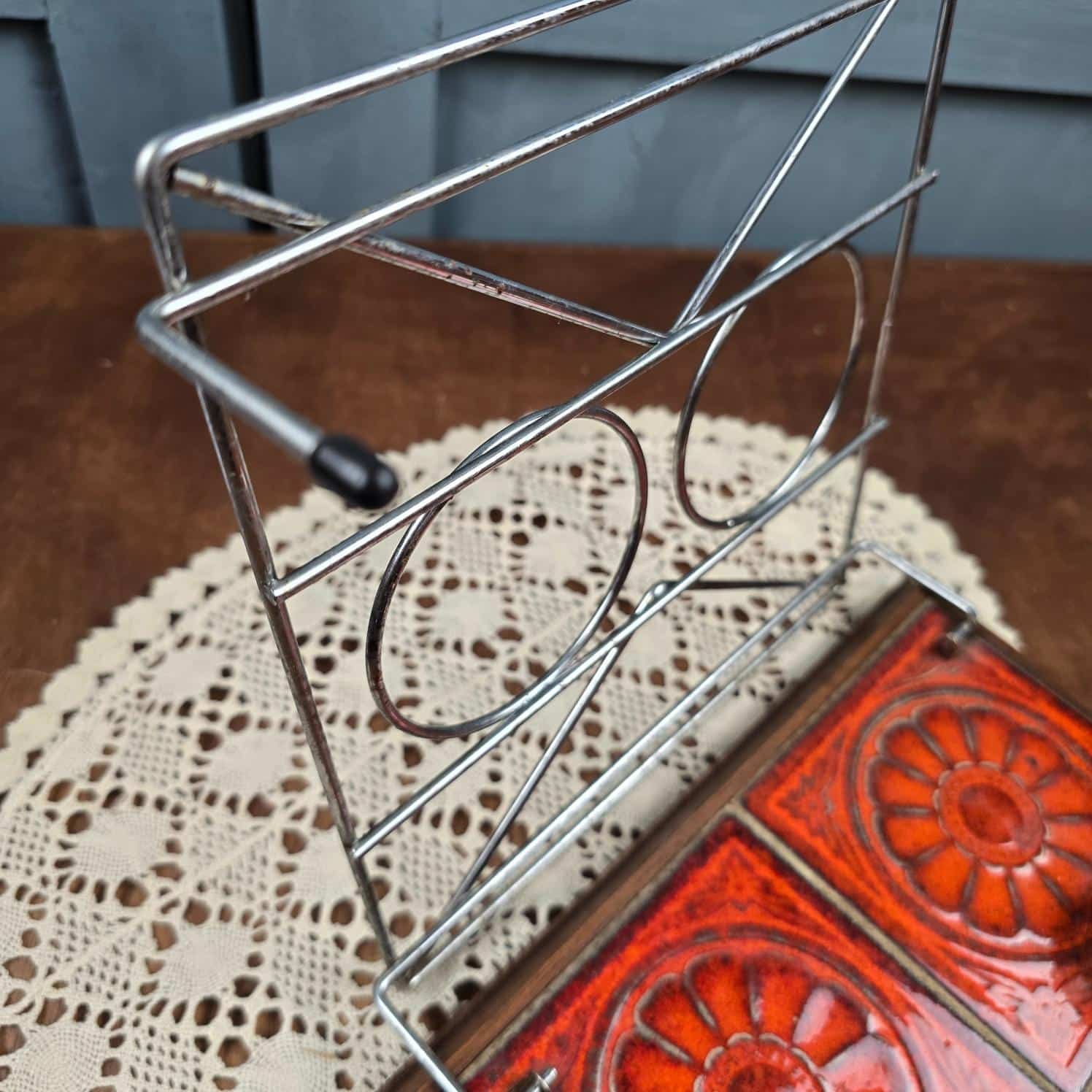 Chauffe-plat vintage années 70 à bougies avec grille relevé montrant le piètemant