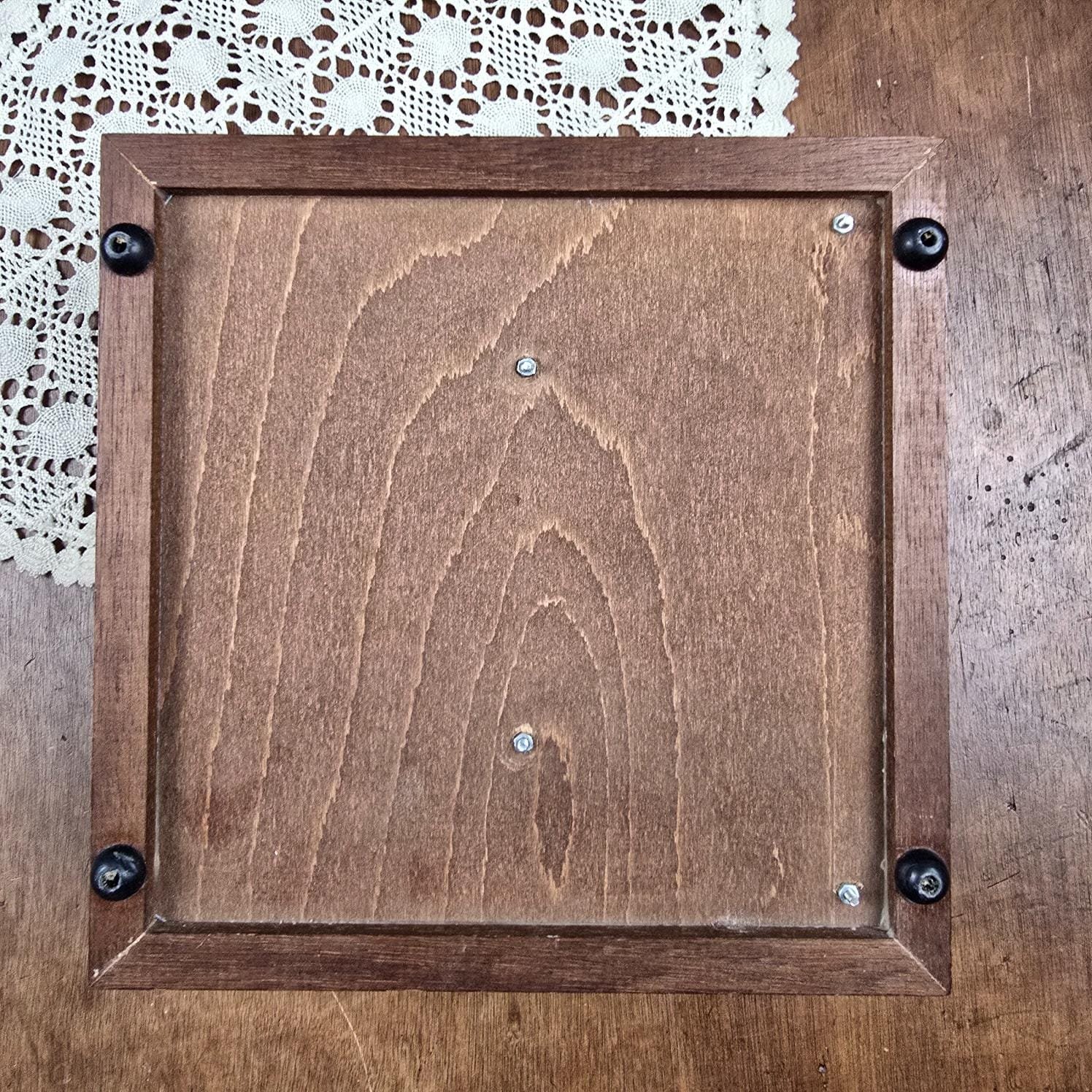 Chauffe-plat vintage années 70 à bougies, vue de dessous sur table en bois et napperon
