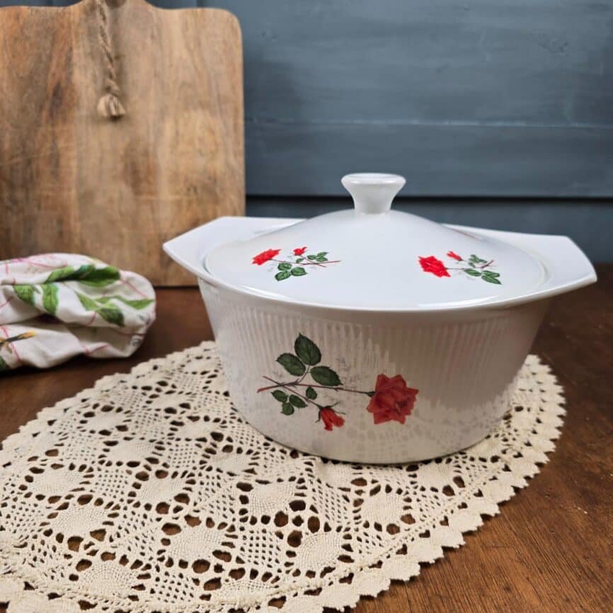 Cocotte vintage Digoin en porcelaine à feu – Décor roses rouges, sur table en bois, ambiance vintage