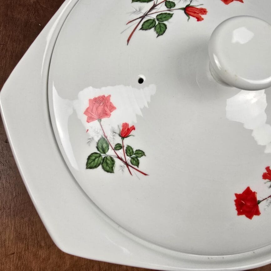 Cocotte vintage Digoin en porcelaine à feu, vue rapprochée du décor roses rouges et du trou pour la vapeur