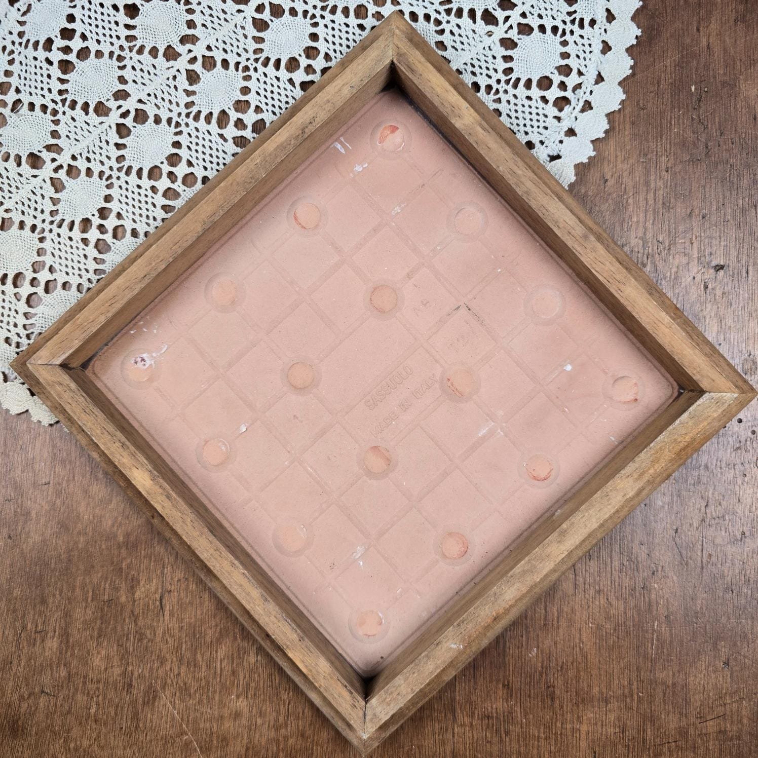 Dessous de plat vintage Made in Italy en céramique, vue de dos sur table en bois