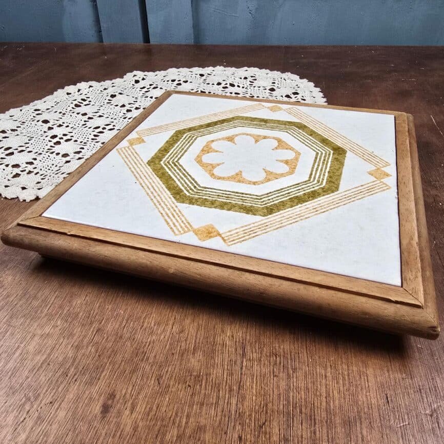 Dessous de plat vintage Made in Italy, vue de profil sur table en bois et napperon