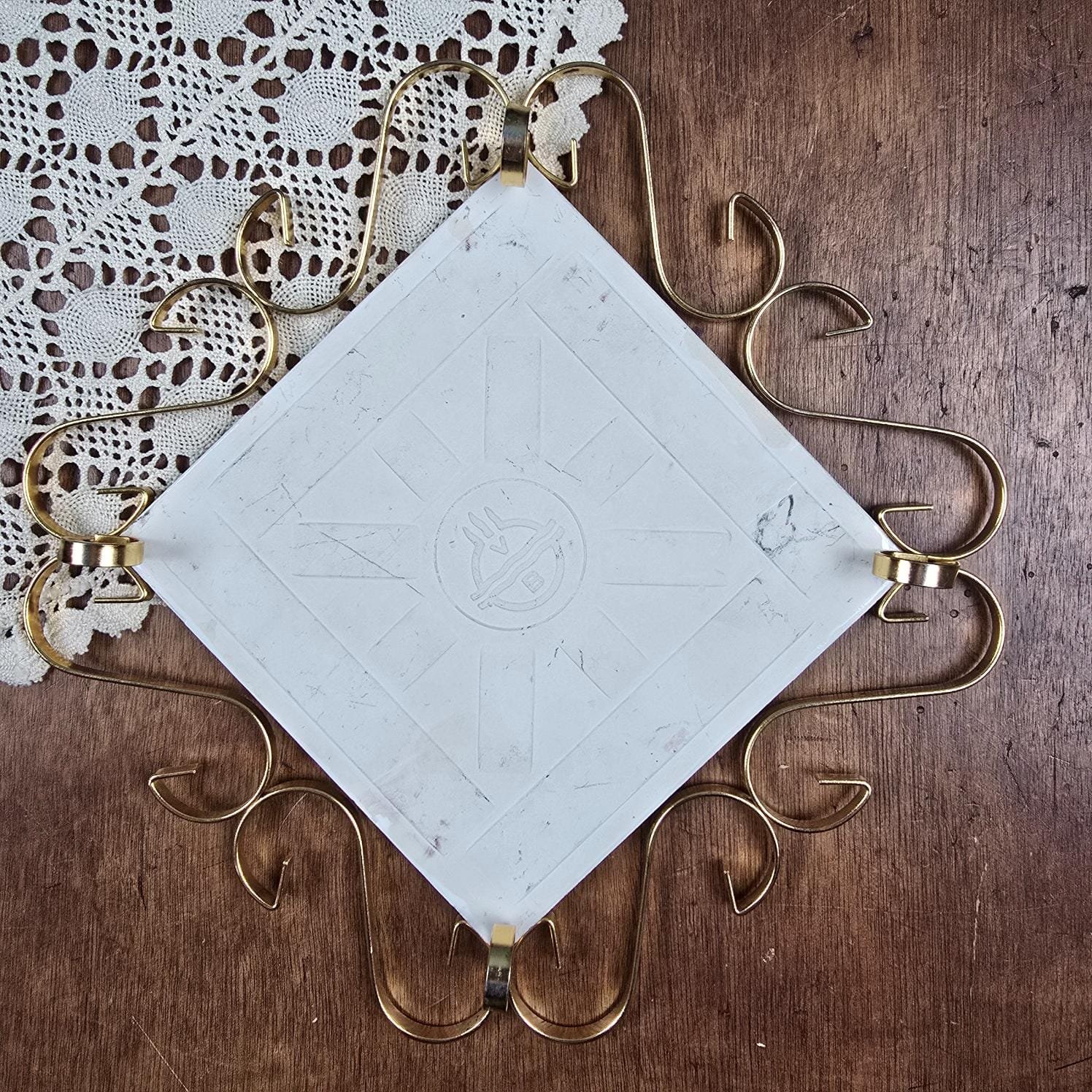 Dessous de plat vintage Villeroy & Boch – Décor perdrix et ses petits, vue de dos sur table en bois et napperon