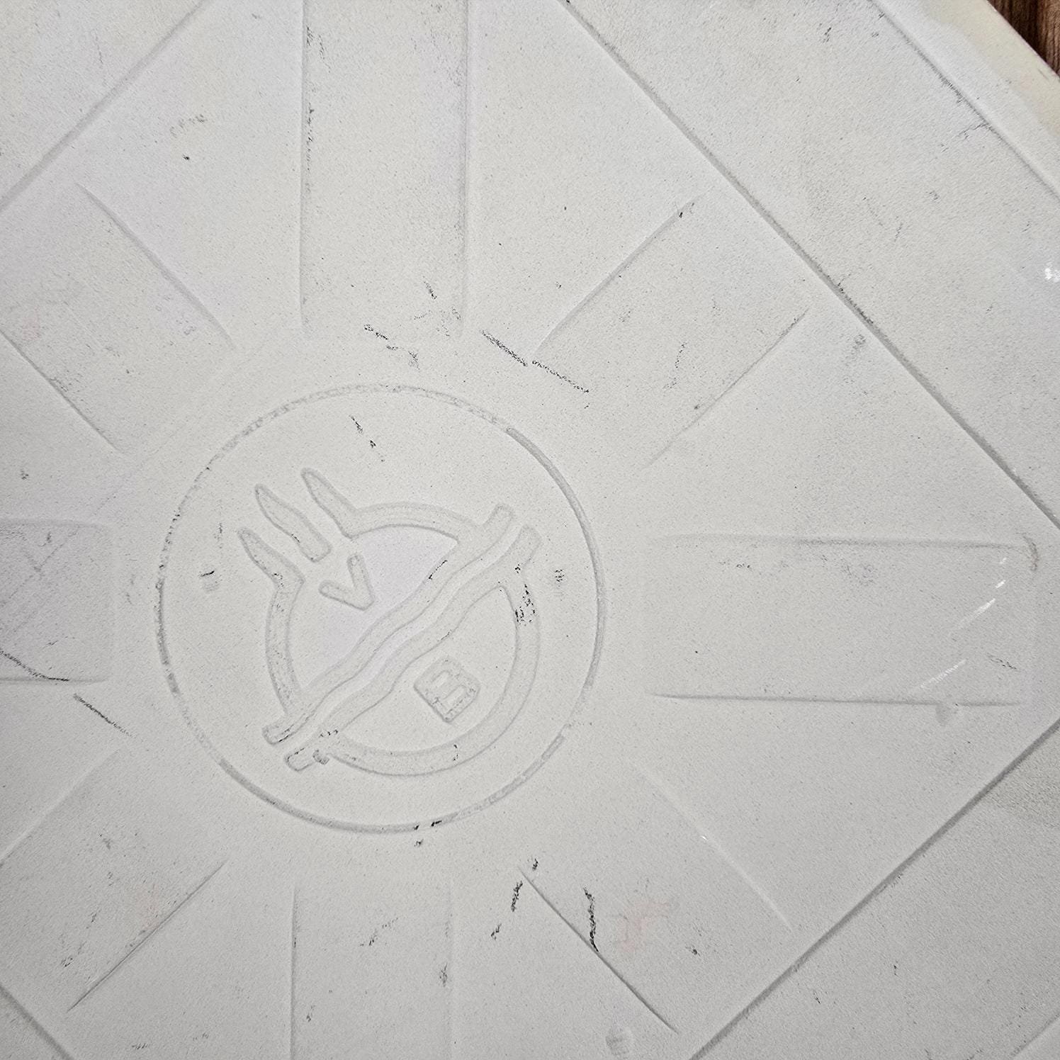 Dessous de plat vintage Villeroy & Boch en céramique, vue rapprochée de l'estampille "VB" au dos de la cvéramique
