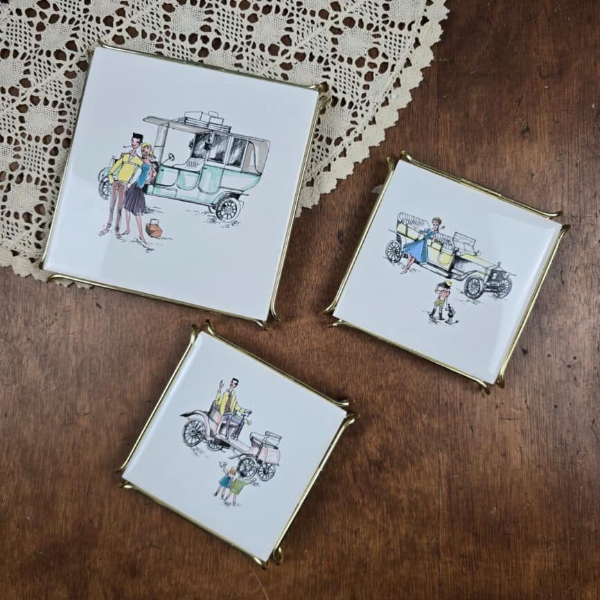 Ensemble de 3 dessous de plat vintage Gien – Décor Voiture rétro, enfant & couple, vue de dessus sur table en bois et napperon